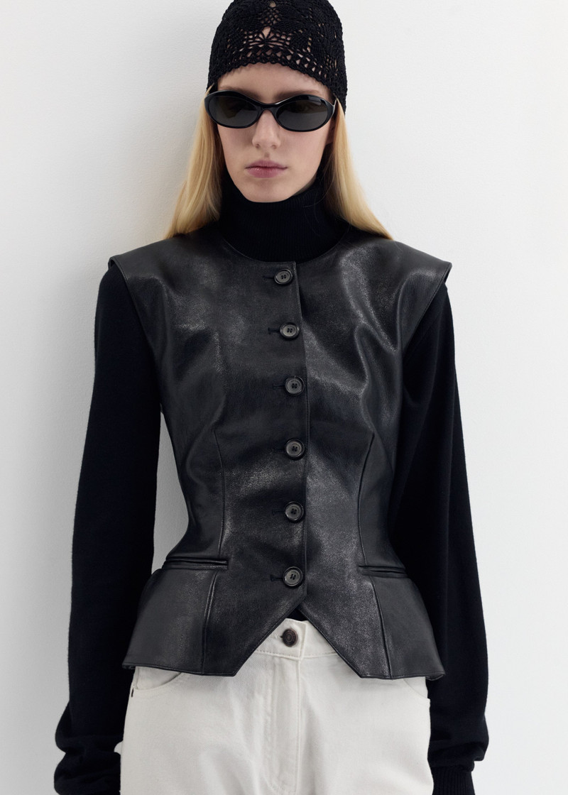Tailored flared vest in black leather 4