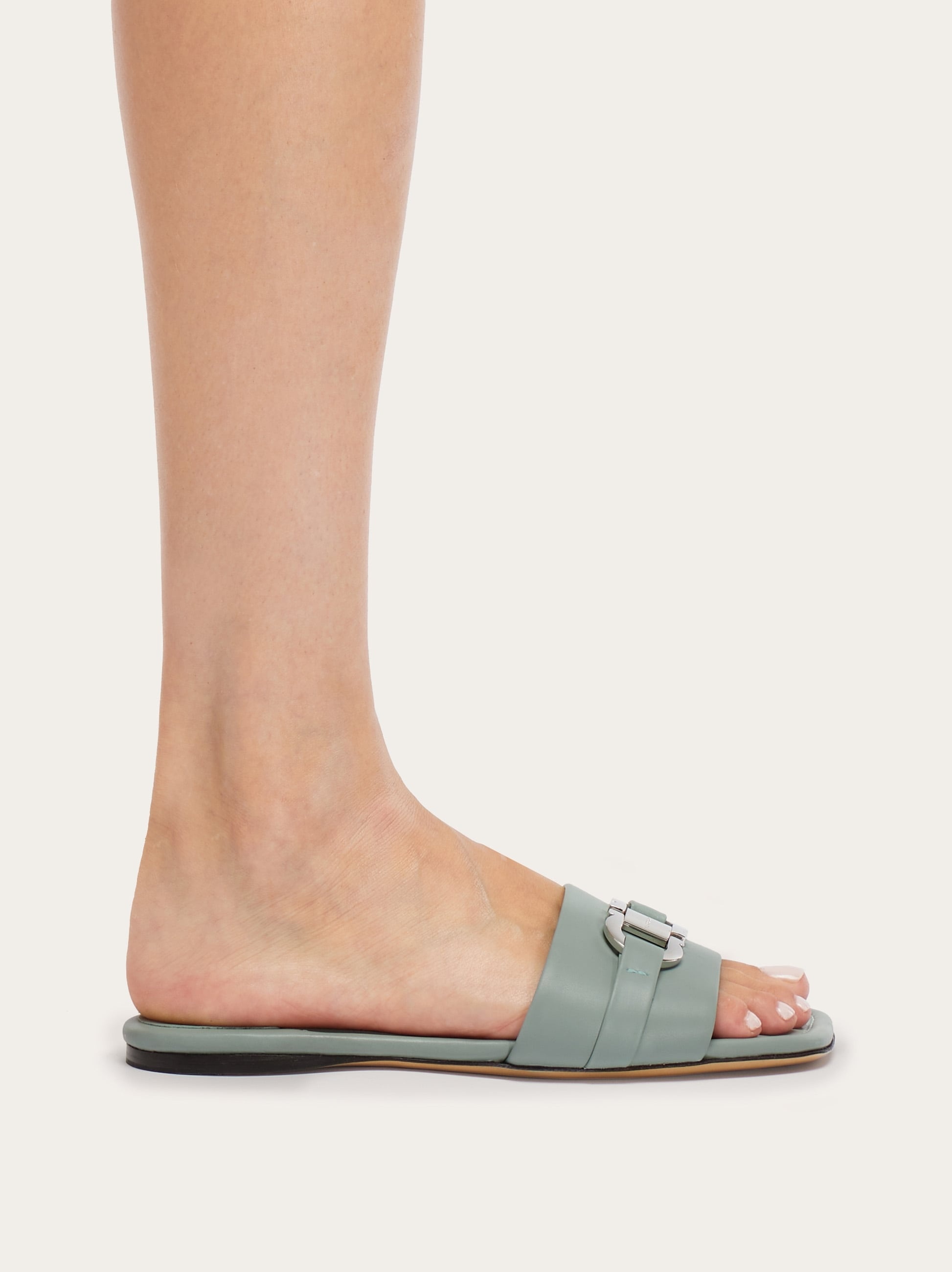 サンダル・ミュール SALVATORE FERRAGAMO GANCINI FLAT SLIDE Flat slide with Gancini ornament - Women | Ferragamo