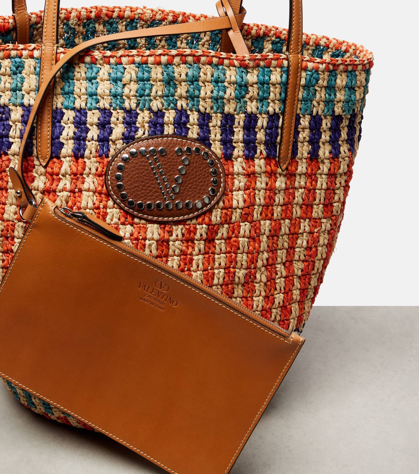 VLogo leather-trimmed raffia tote bag - 6