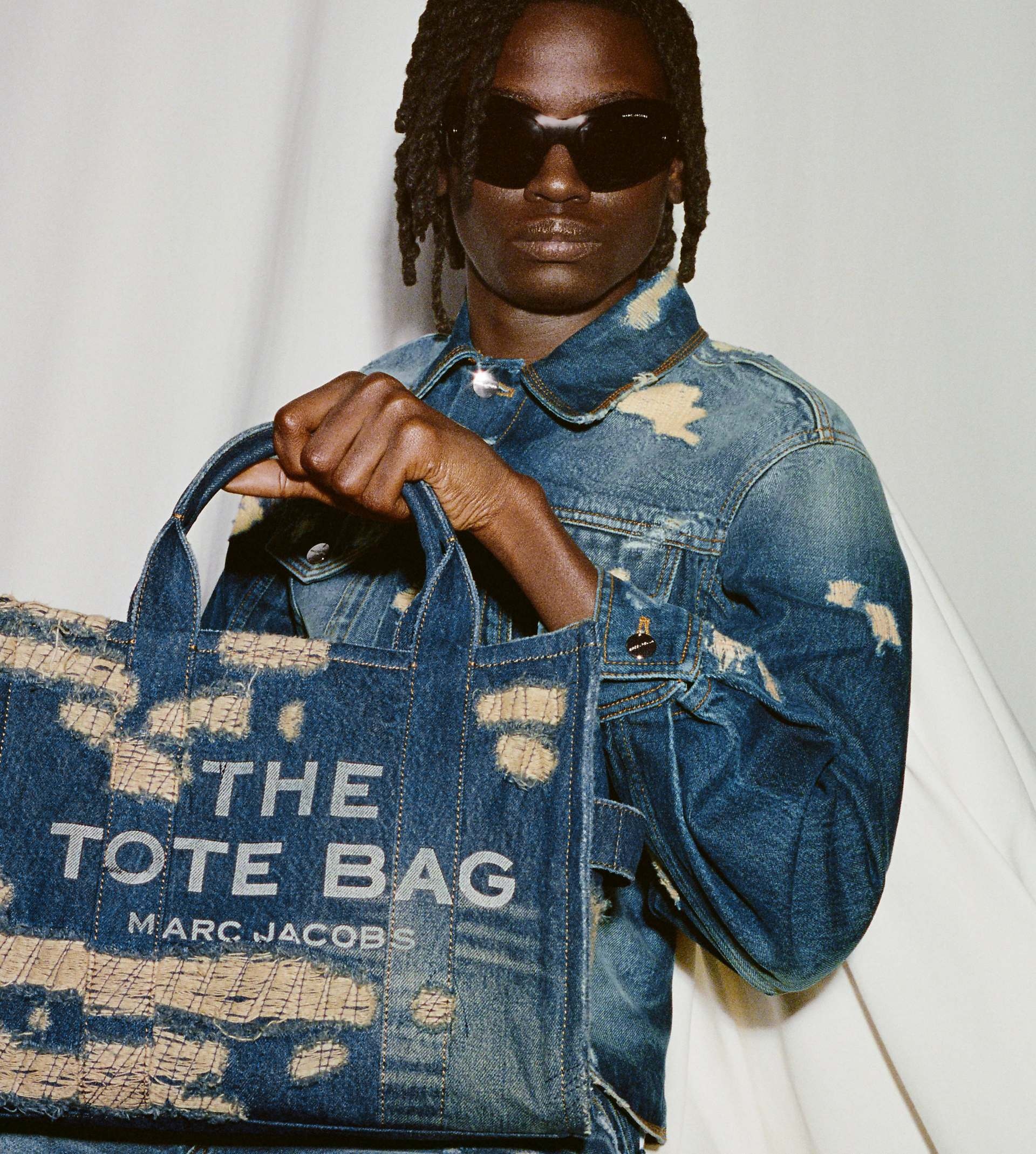 トートバッグ MARC JACOBS THE RIP AND REPAIR DENIM SMALL TOTE BAG 2F4HTT002H05491_01_M_2024-12-