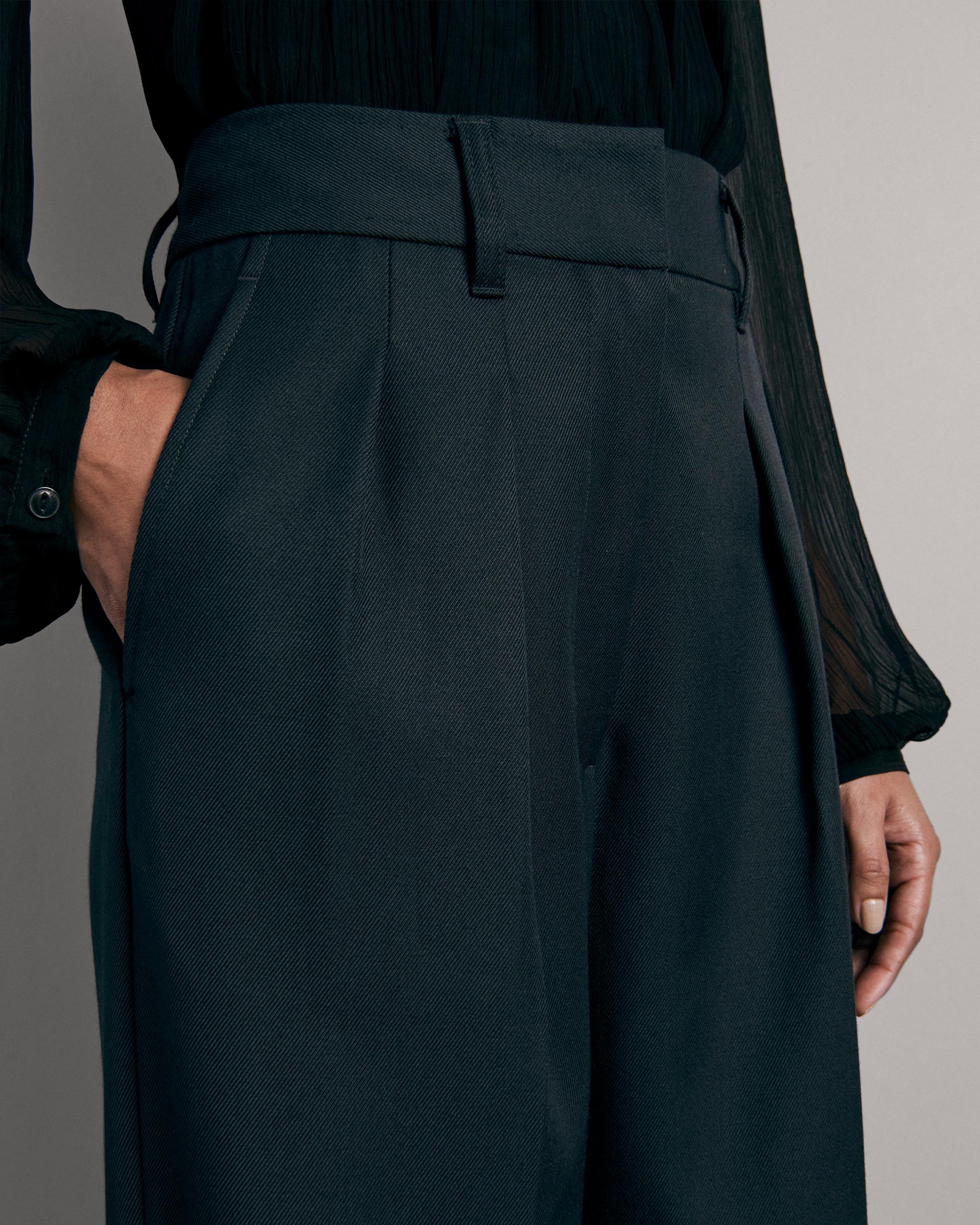 Shelly Wide Leg Twill Pant
Relaxed Fit Pant - 6