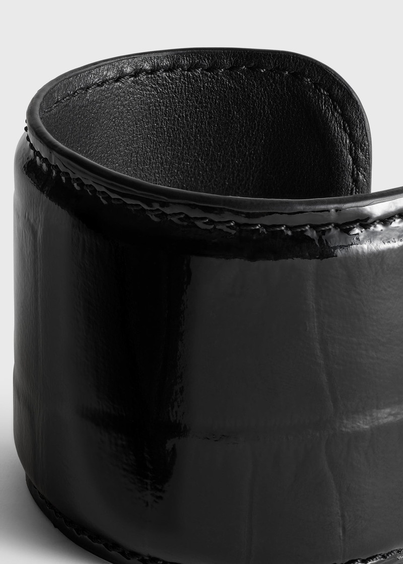 Croco-embossed cuff black 5