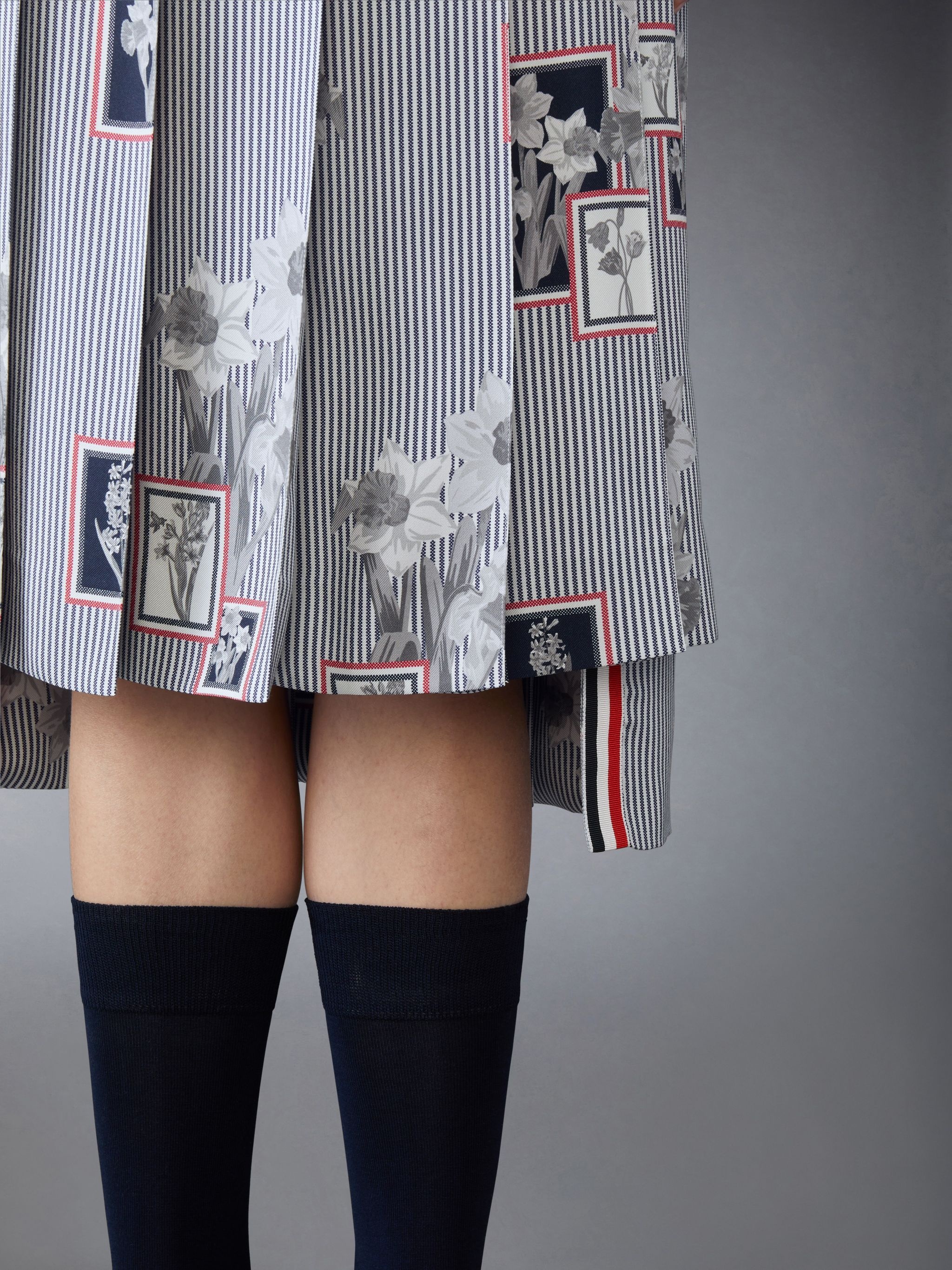 Classic Silk Twill Framed Floral Pleated Skirt - 5