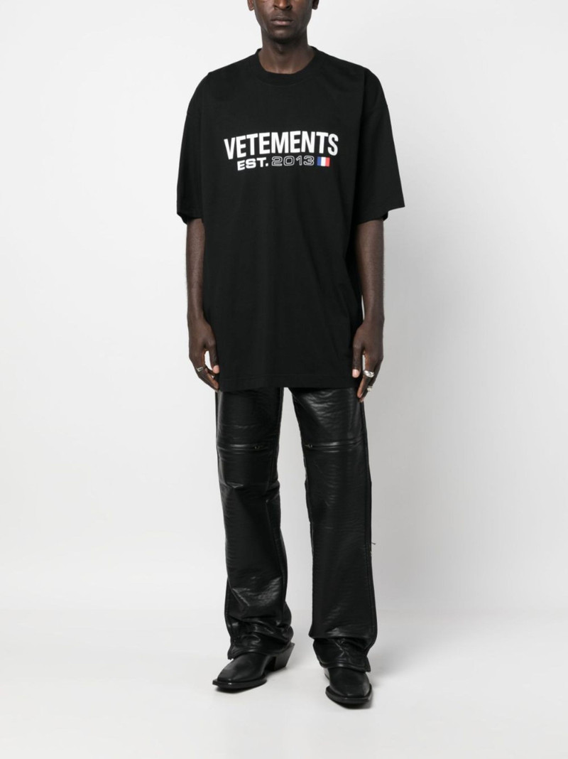 VETEMENTS logo-print T-shirt outlook