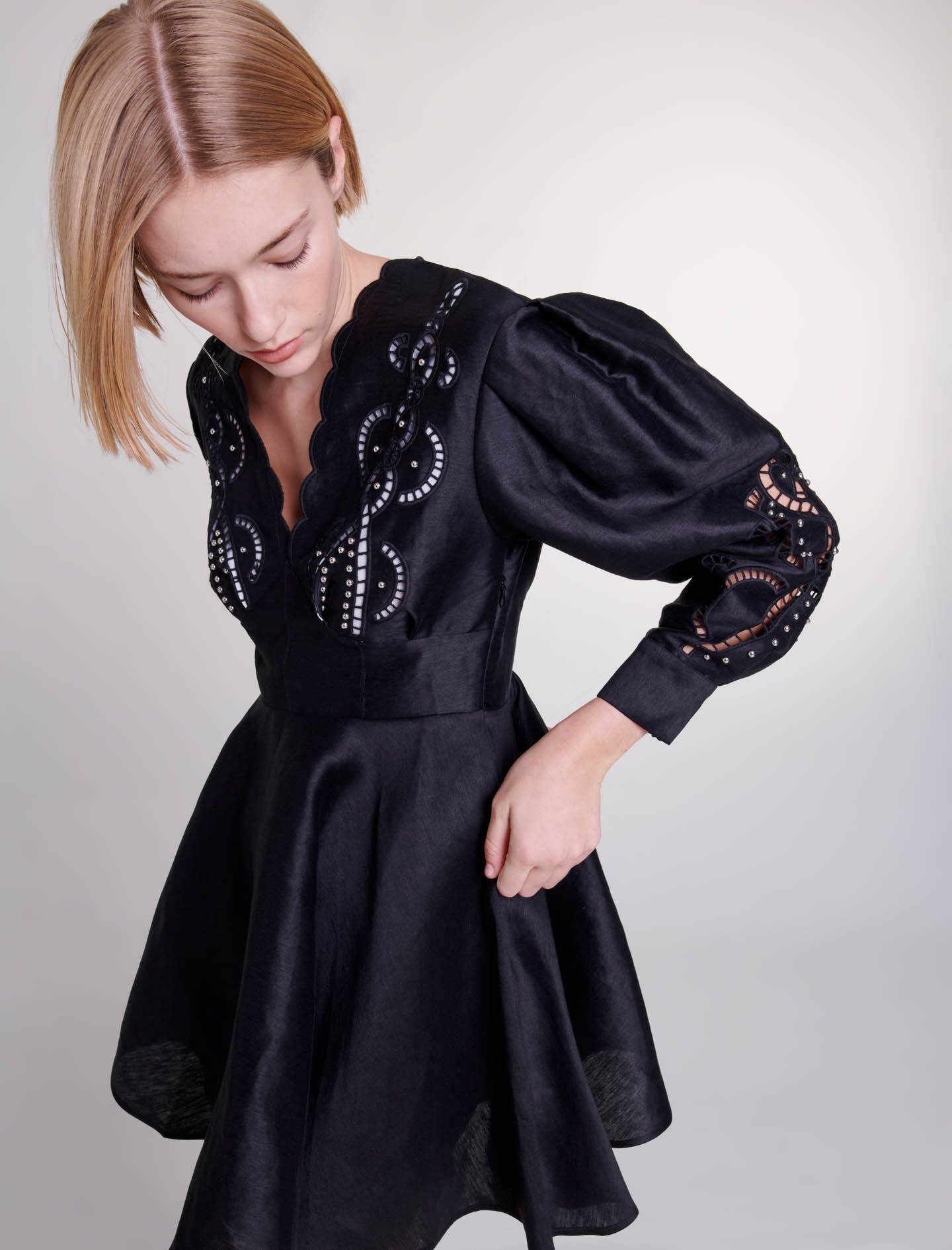 Short embroidered linen dress - 7