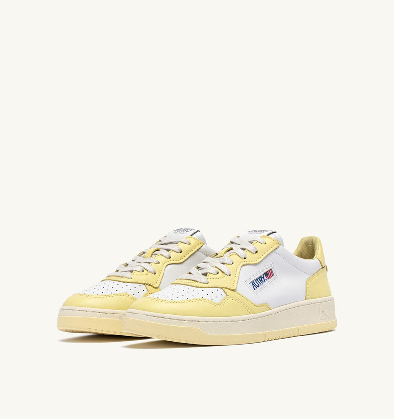 AUTRY MEDALIST LOW BICOLOR SNEAKERS IN WHITE AND LEMON MERINGUE LEATHER outlook