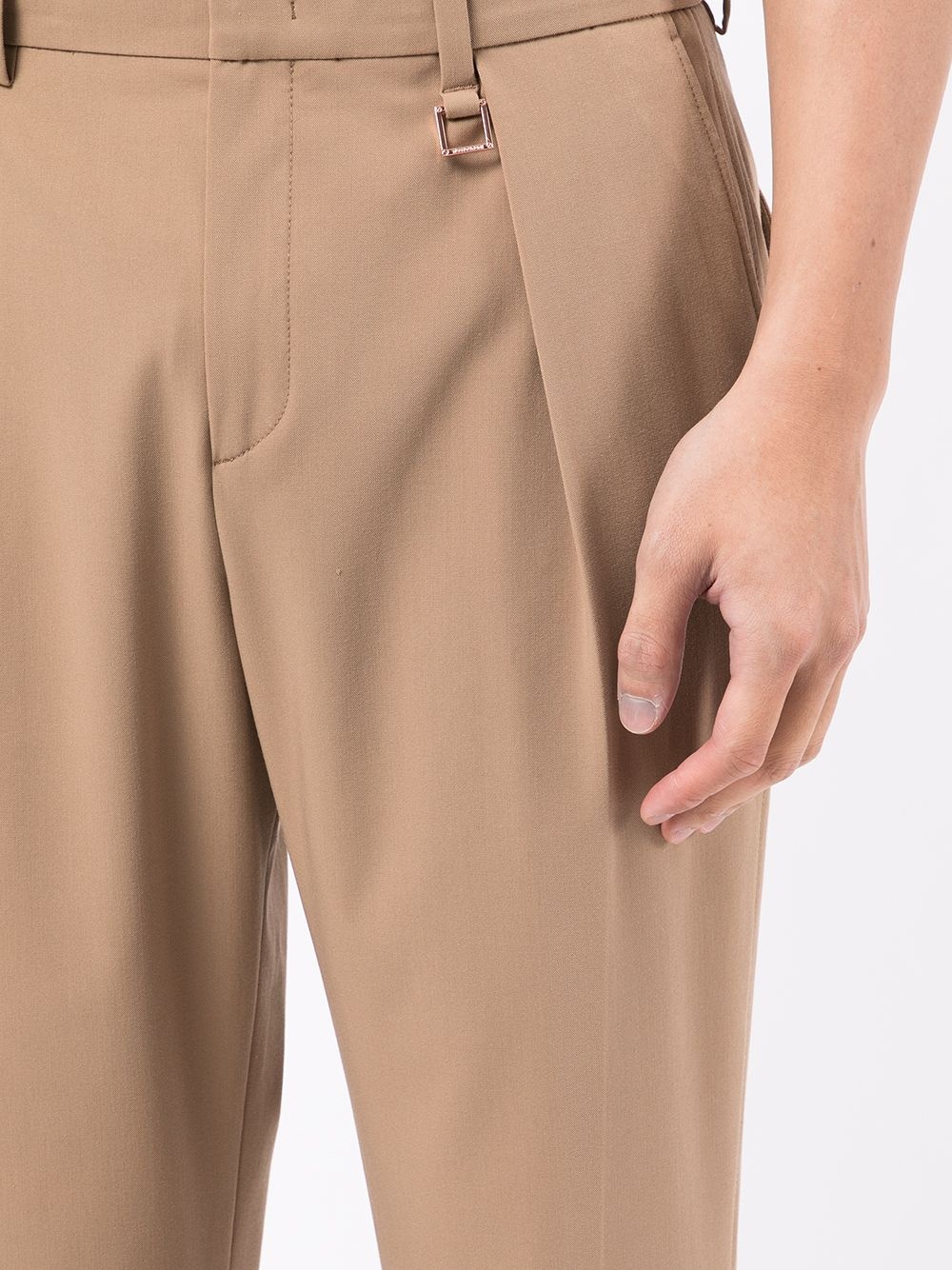 buckle-detail pleated cropped trousers - 5