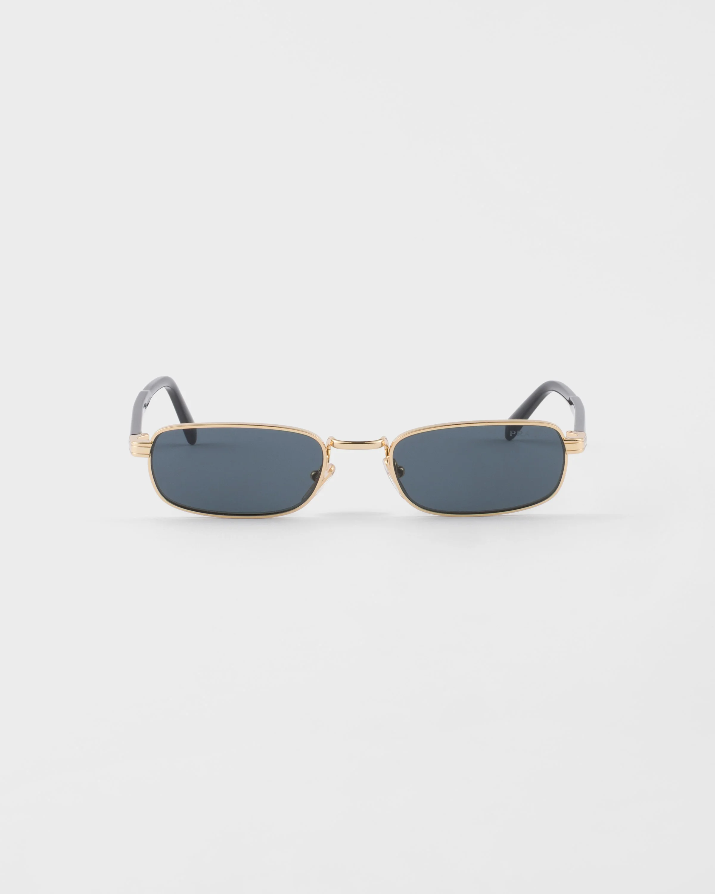 Sunglasses with the iconic metal plaque - 1