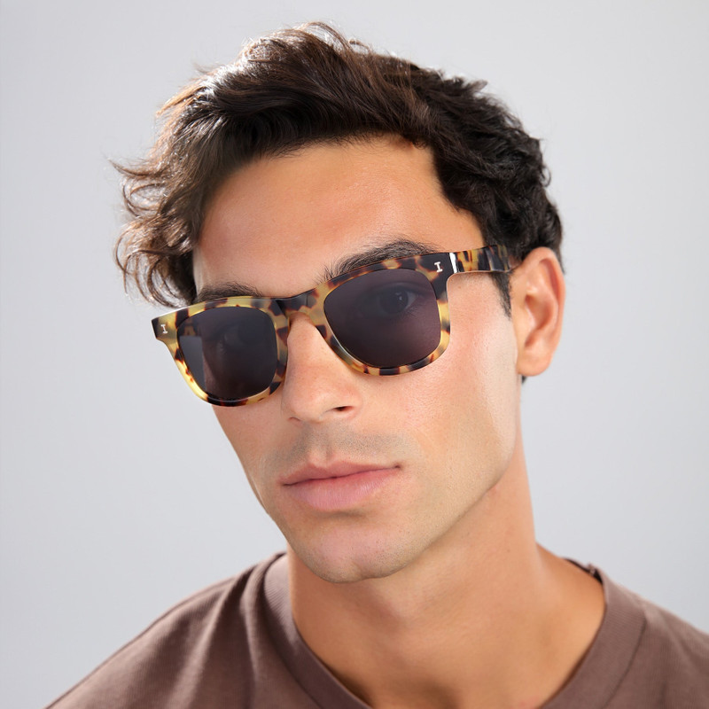illesteva James Sunglasses outlook