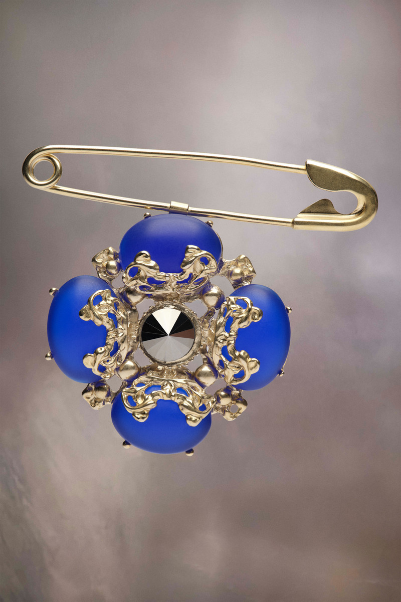 Safety pin brooch 1