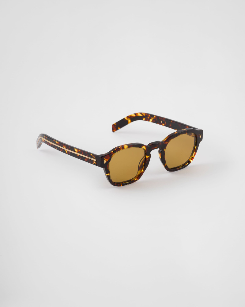 Sunglasses with iconic metal plaque 3