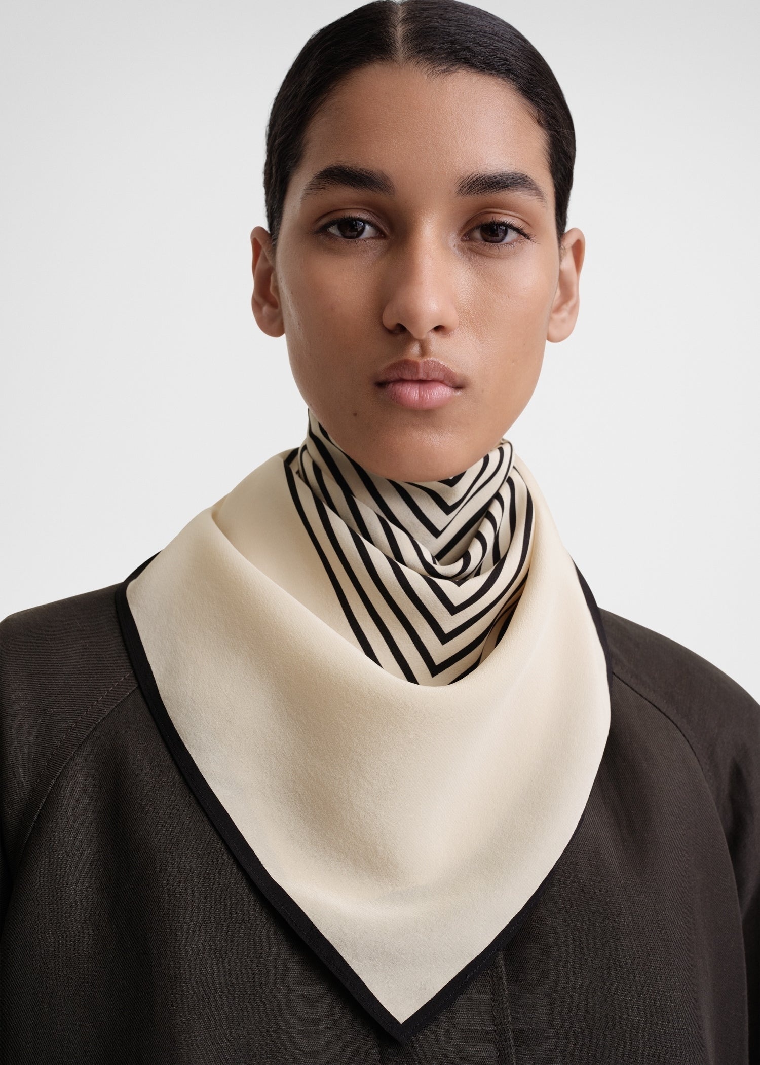 Centered monogram silk scarf crème - 2