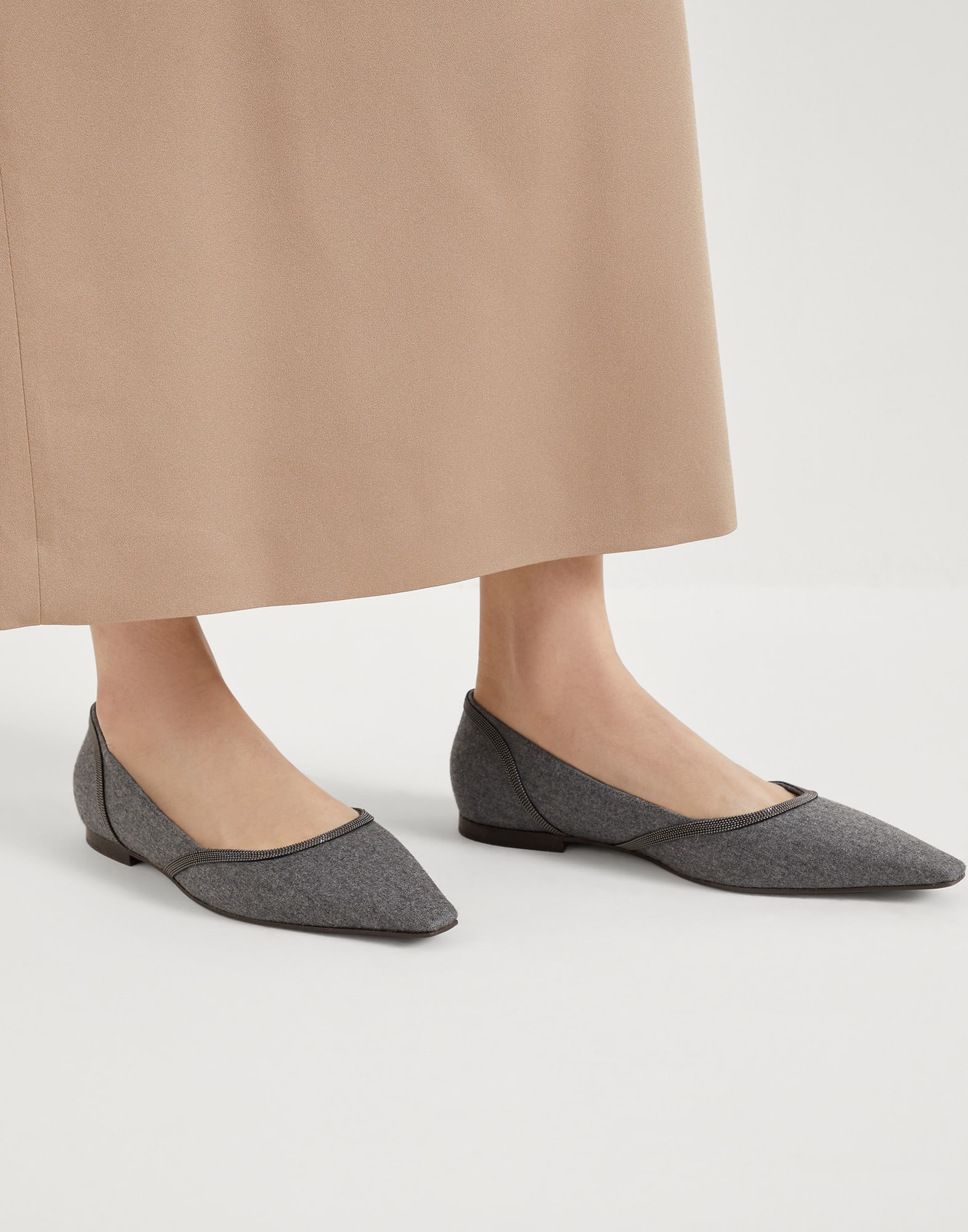 Water-resistant virgin wool flannel flats with shiny contour - 4