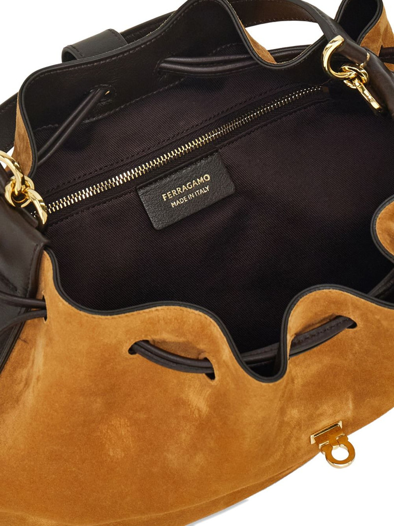 Hug bucket bag 6