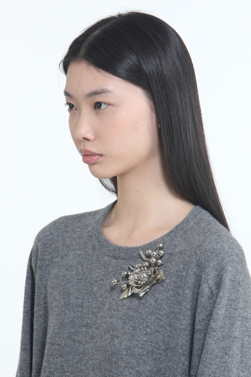 N°21 FLOWER-SHAPED METAL BROOCH outlook