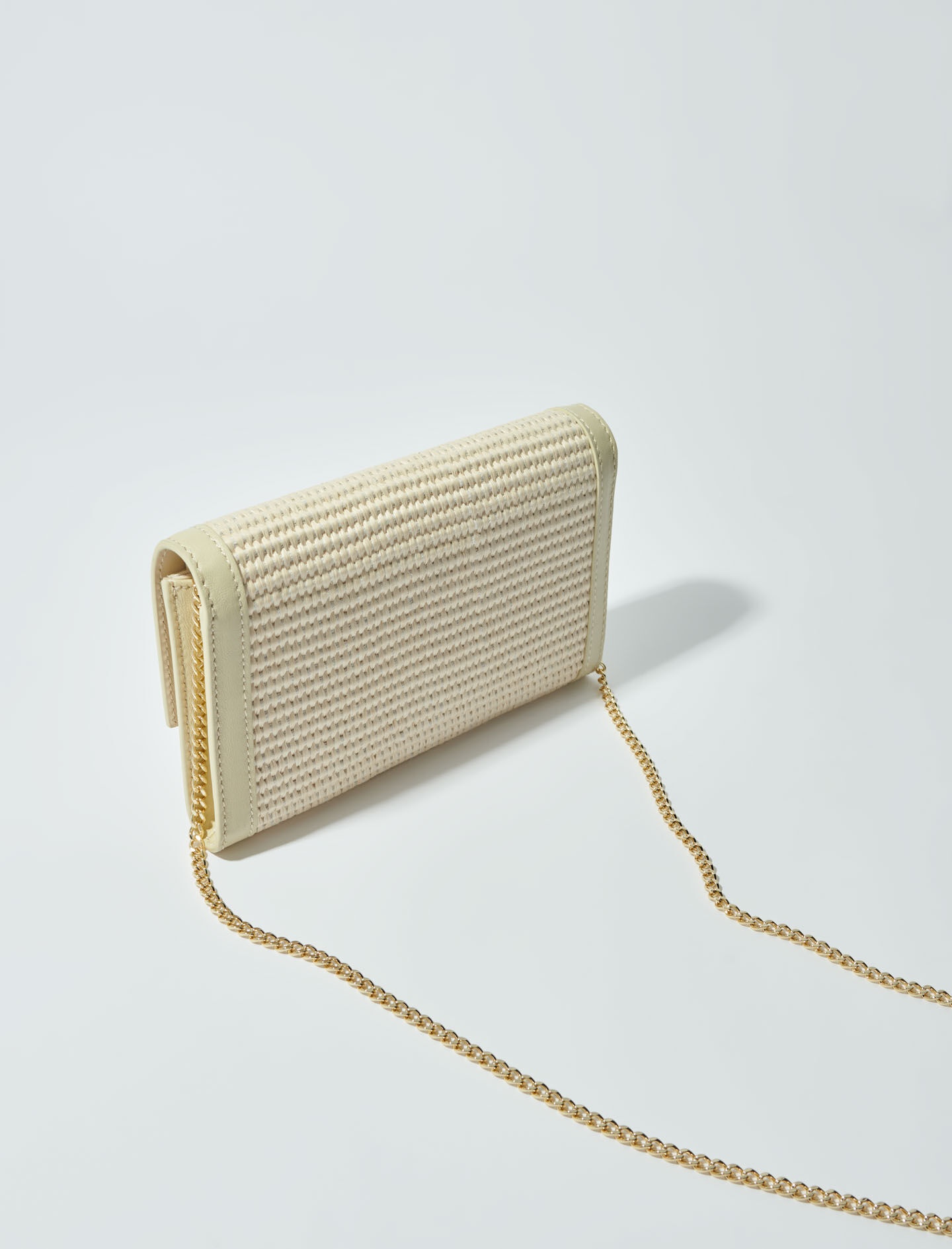 Raffia-effect clutch bag with chain - 5