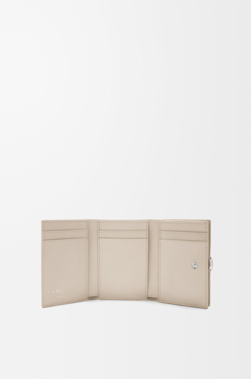 Loewe Pebble trifold wallet in pebble grain calfskin outlook