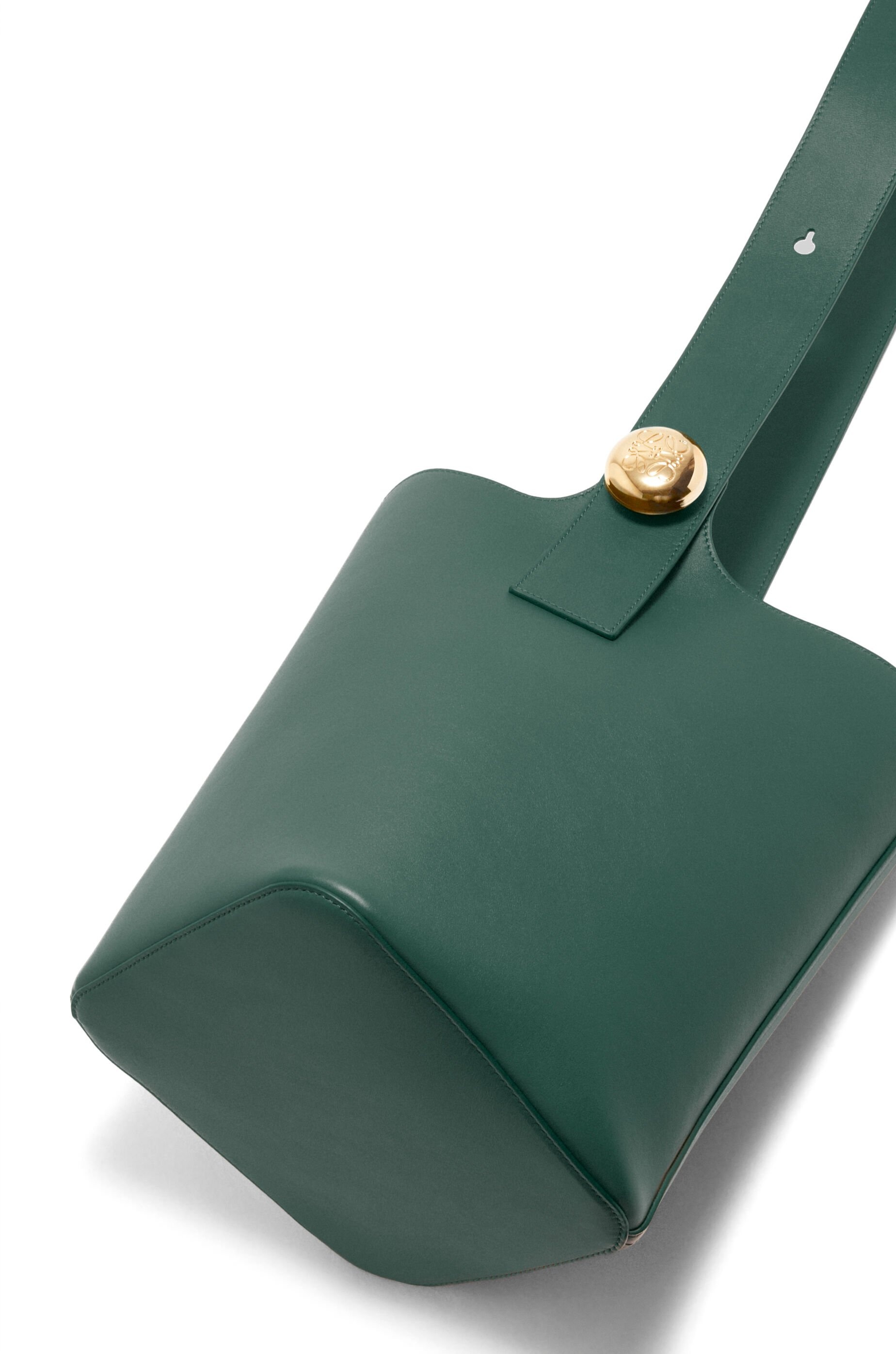 Medium Pebble bucket in smooth calfskin - 8