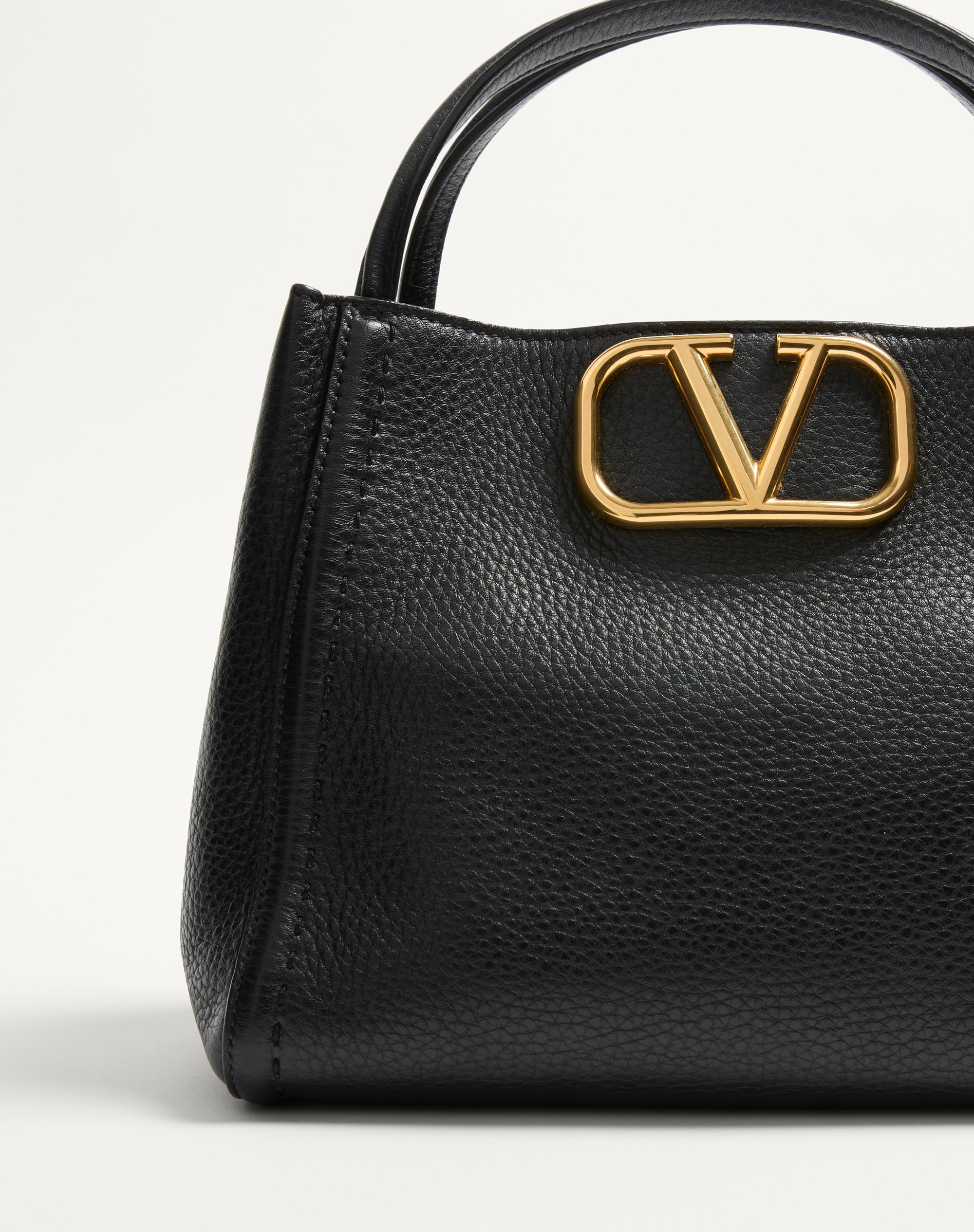 VALENTINO GARAVANI ALLTIME MEDIUM HANDBAG IN GRAINY CALFSKIN - 6