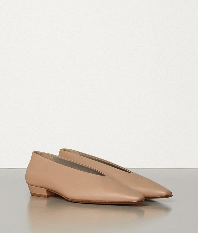 Bottega Veneta ALMOND FLATS outlook