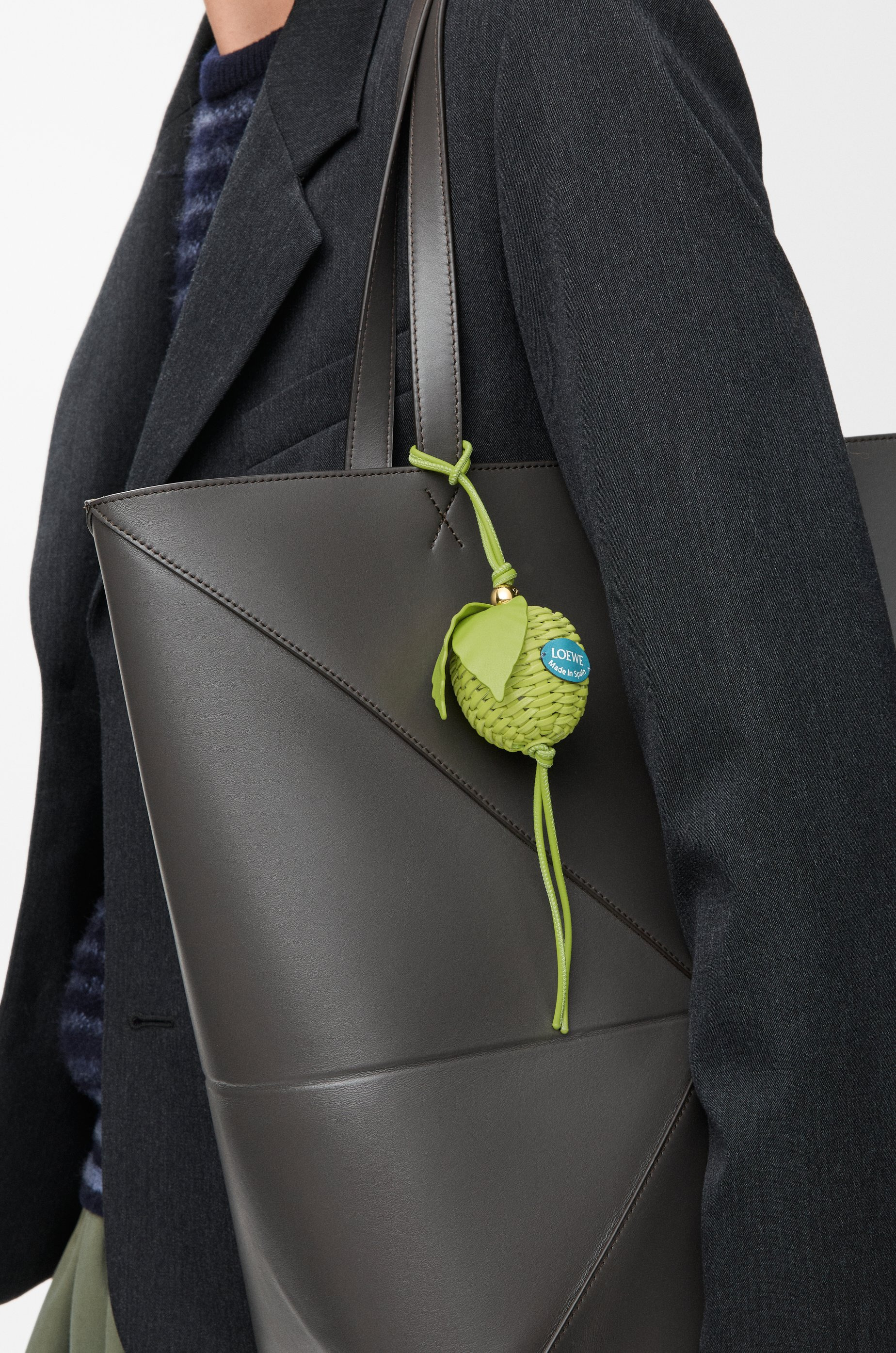 Apple charm in calfskin - 2