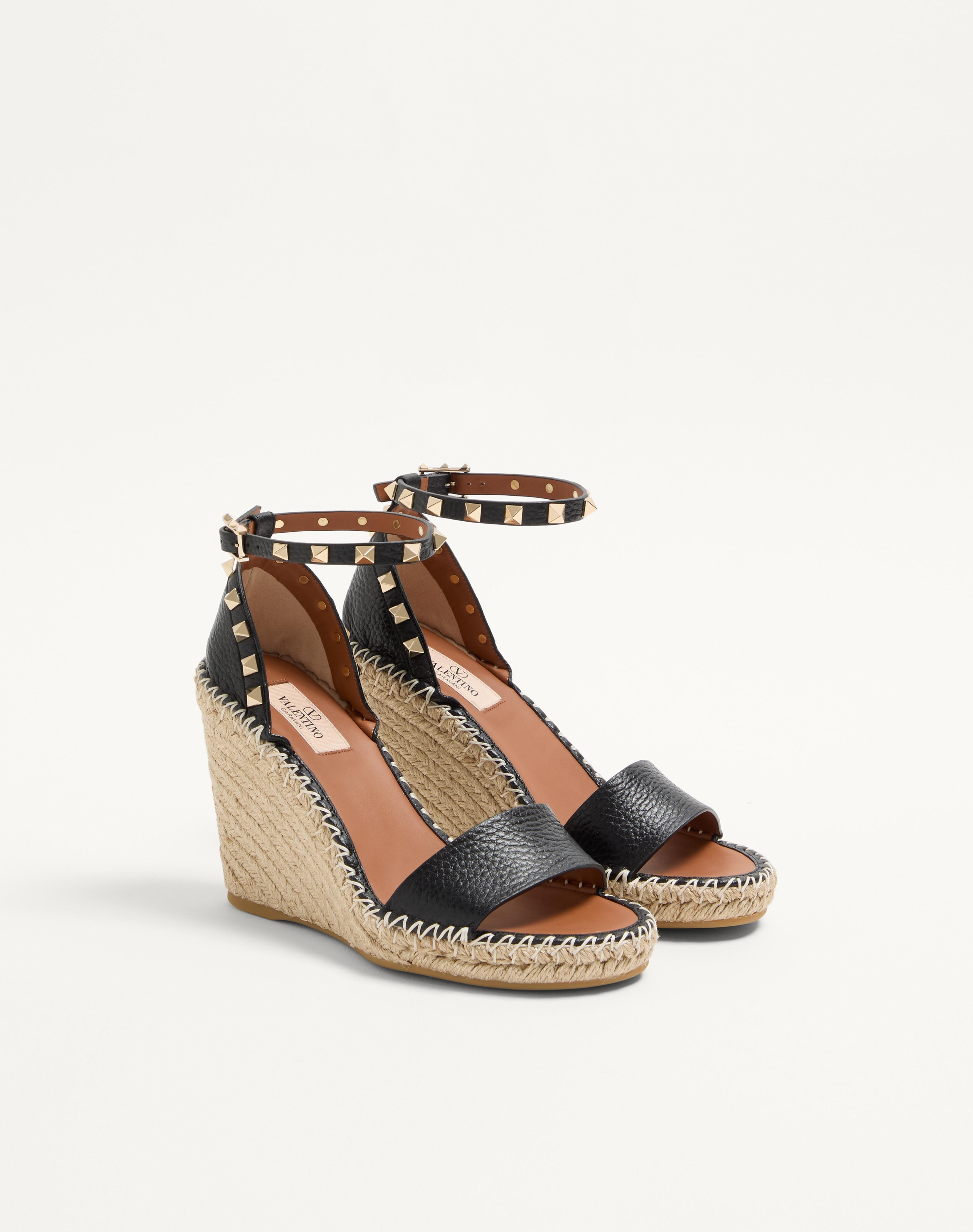DOUBLE ROCKSTUD GRAINY CALFSKIN WEDGE SANDAL 105 MM - 3