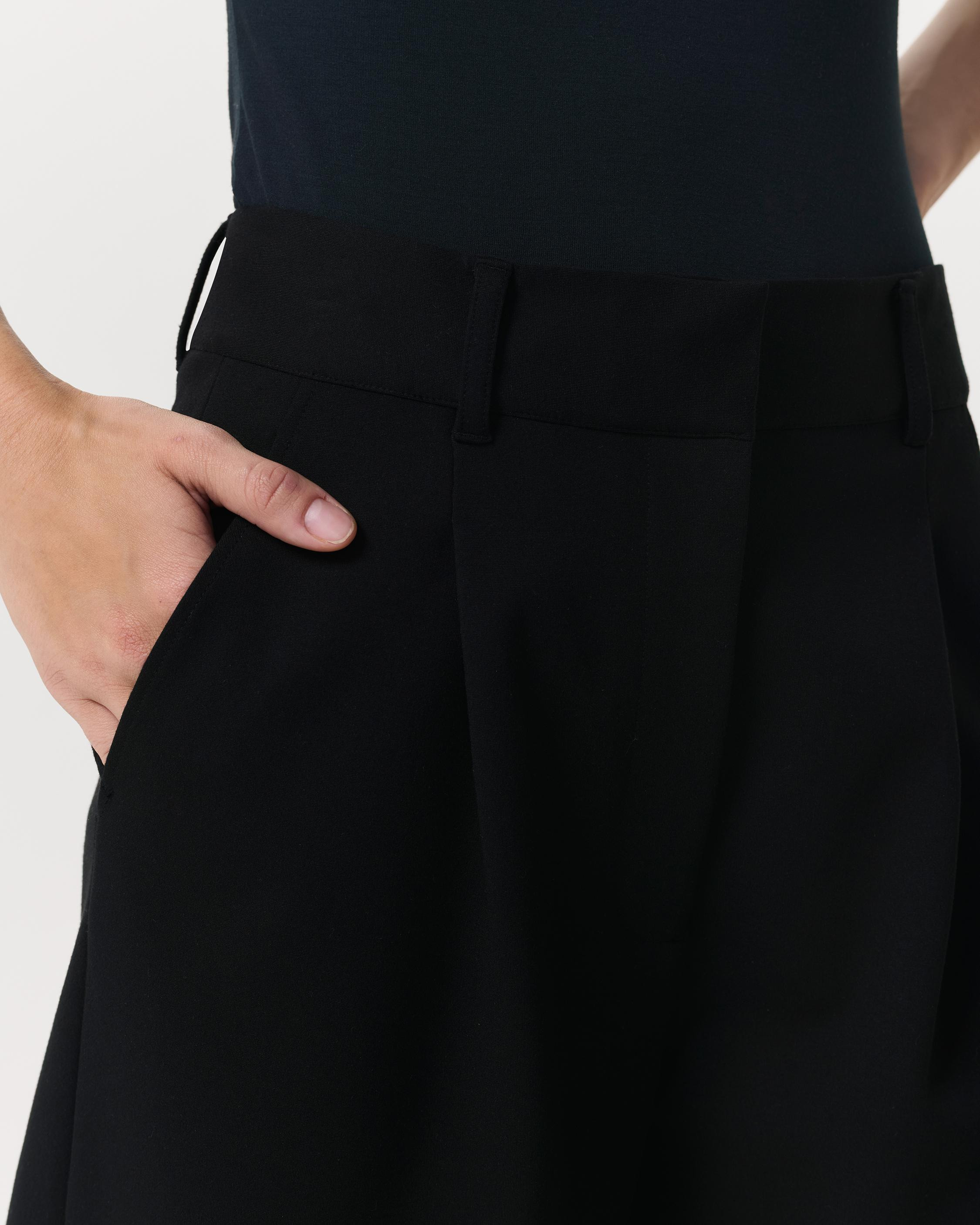 Irina Ponte 12.5" Short
Slim Fit - 4