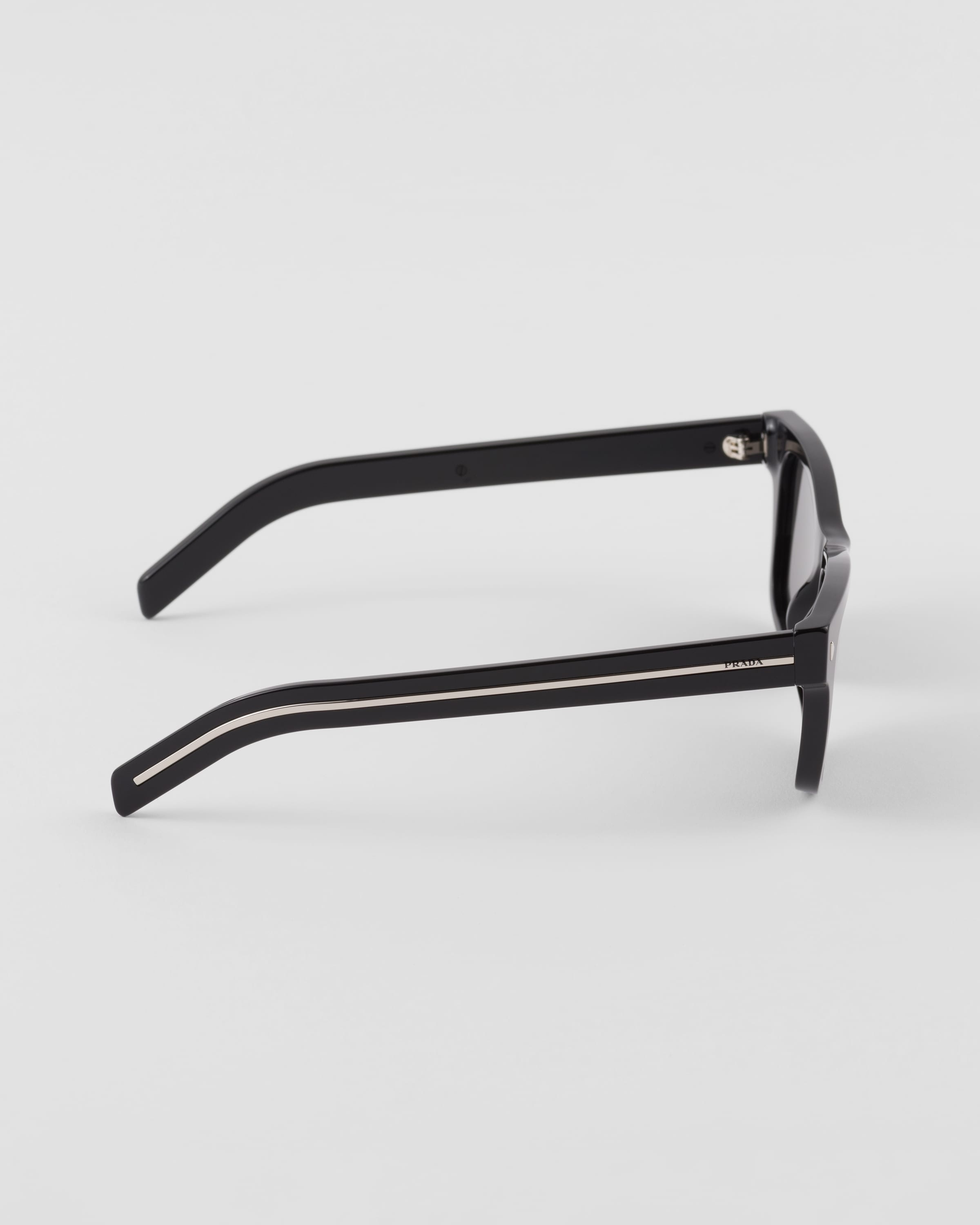 Sunglasses with iconic metal plaque - 3