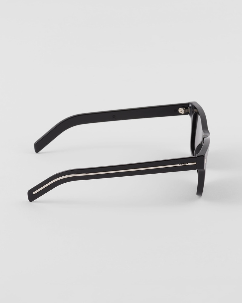 Sunglasses with iconic metal plaque 3