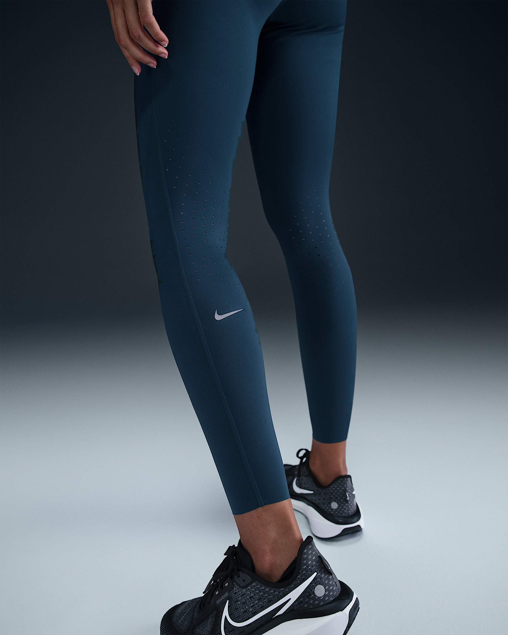 Nike Swift Women's High-Waisted 7/8 Running Leggings with Pockets - 3