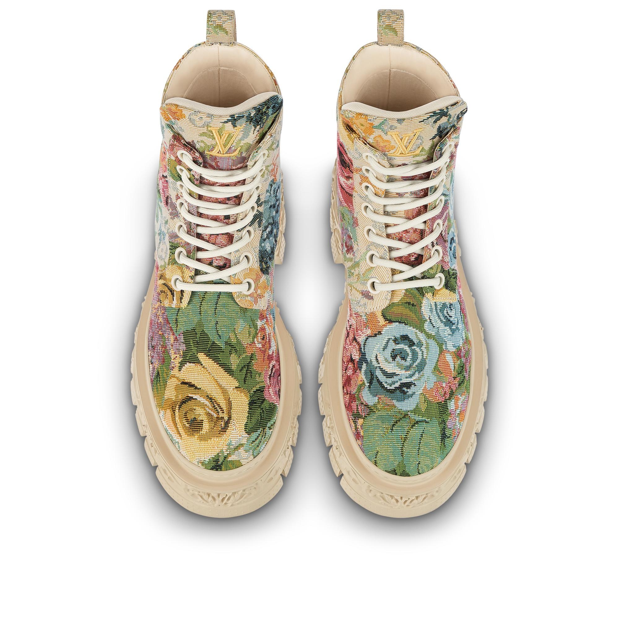 【美品】Louis Vuitton LV Baroque Line Boots The Louis Vuitton Baroque Ranger Boot is a luxurious and
