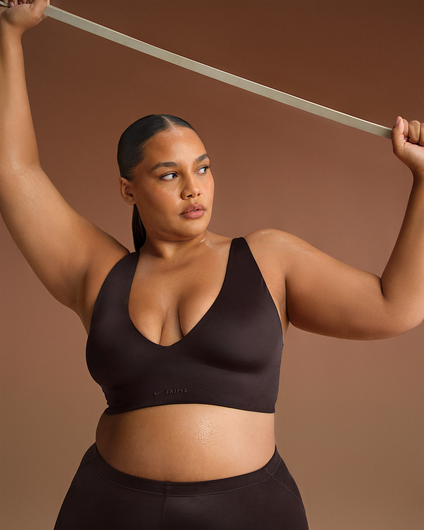 NikeSKIMS Shine Women's V-Neck Bra - 9