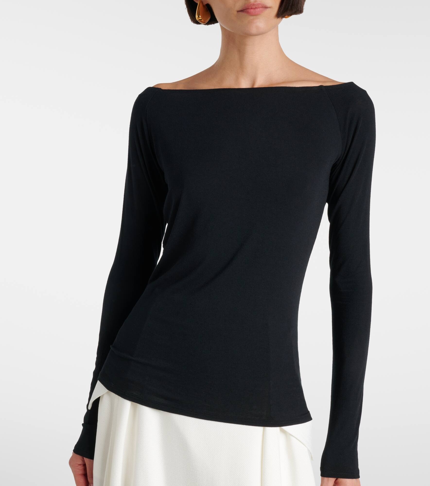 Chic Comfort off-shoulder top - 6