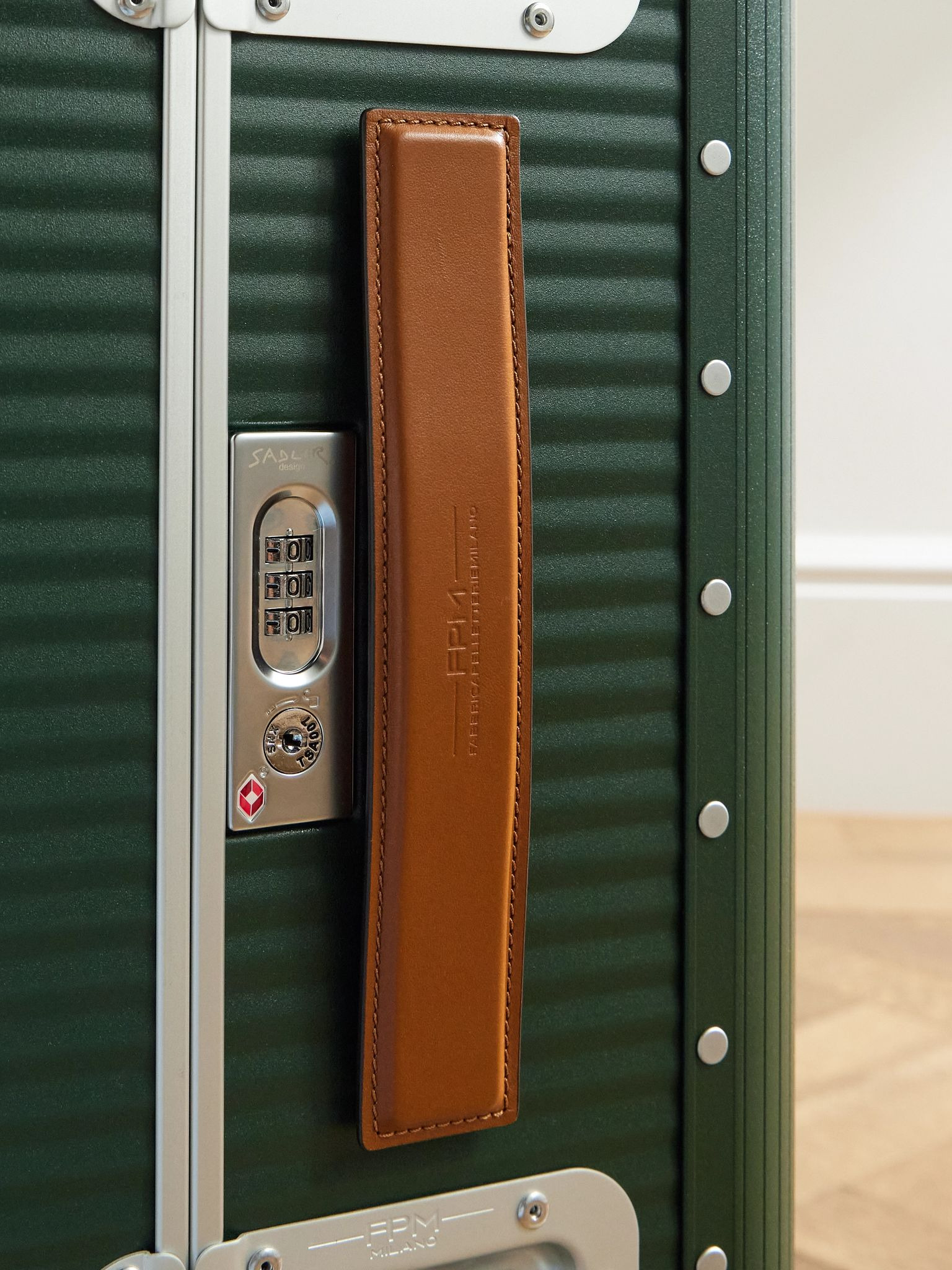 Bank Spinner 68cm Leather-Trimmed Polycarbonate Spinner Suitcase Green - 5