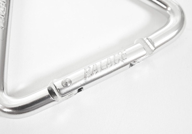 PALACE PALACE TRI CARABINER SILVER outlook