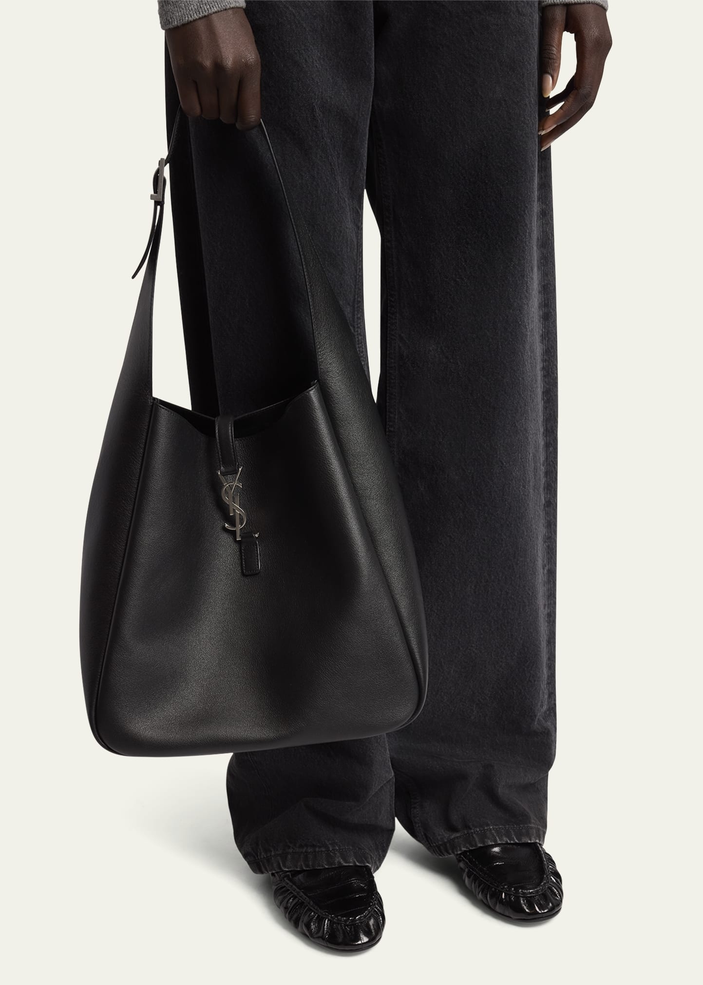 Le 5 À 7 Large Hobo Bag in Smooth Leather - 2