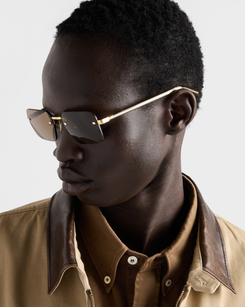Sunglasses with the iconic metal plaque 6