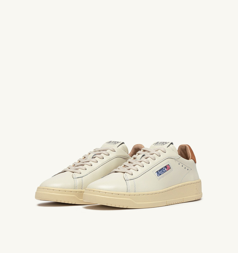AUTRY DALLAS LOW SNEAKERS IN MARSHMALLOW AND BROWN SUGAR LEATHER outlook