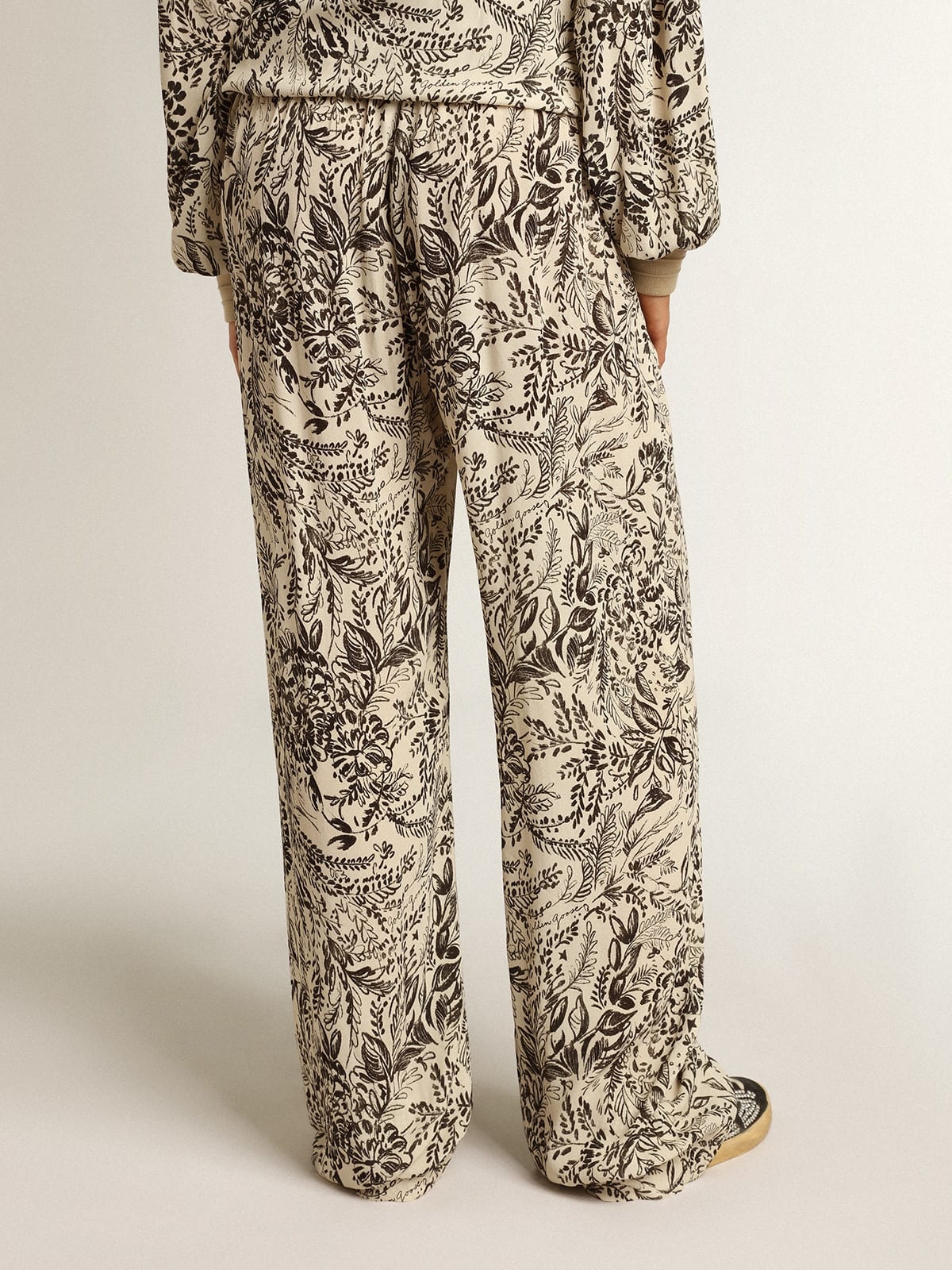 White joggers with black toile de jouy print - 4