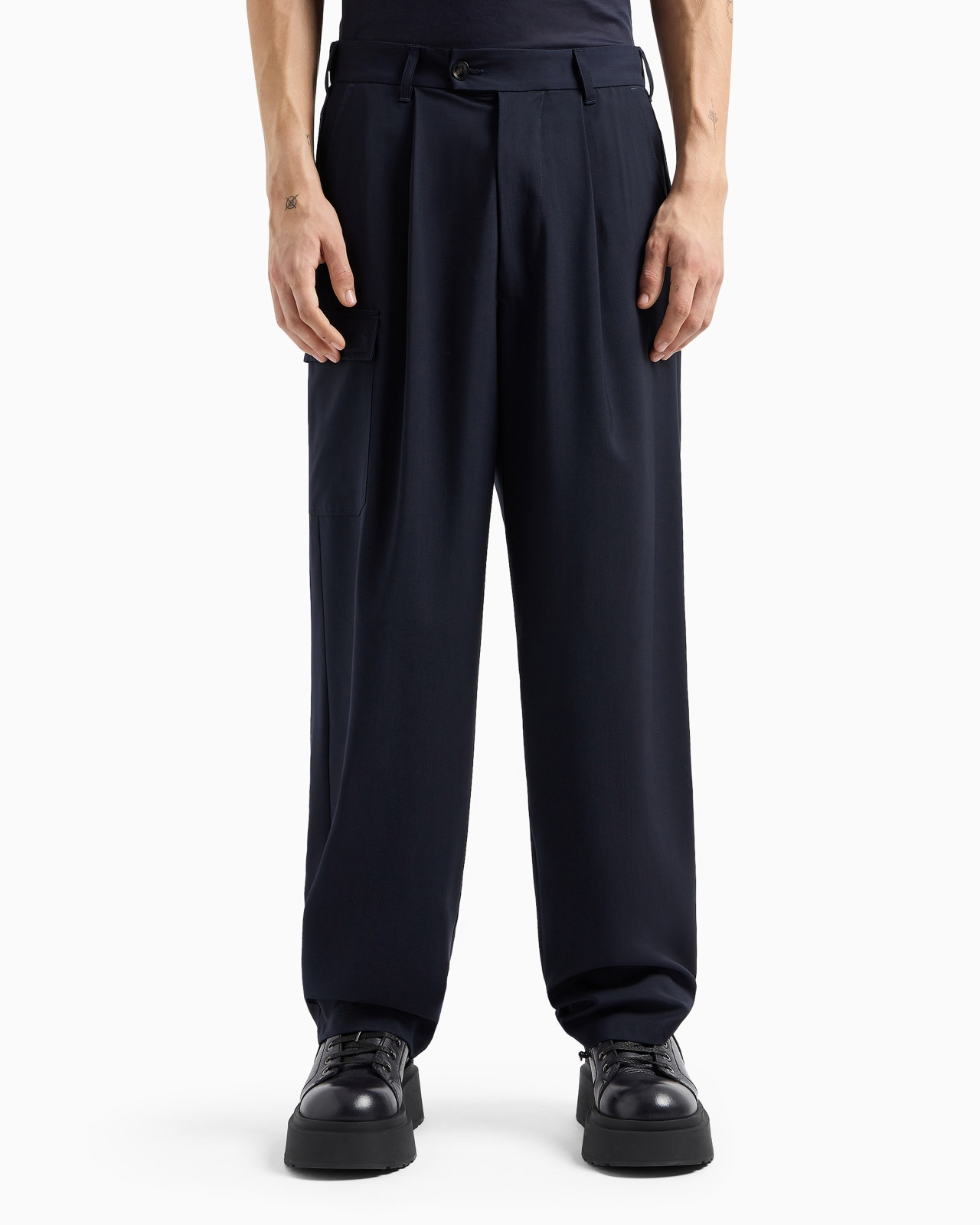 Light wool trousers with pleats and a patch pocket - 2