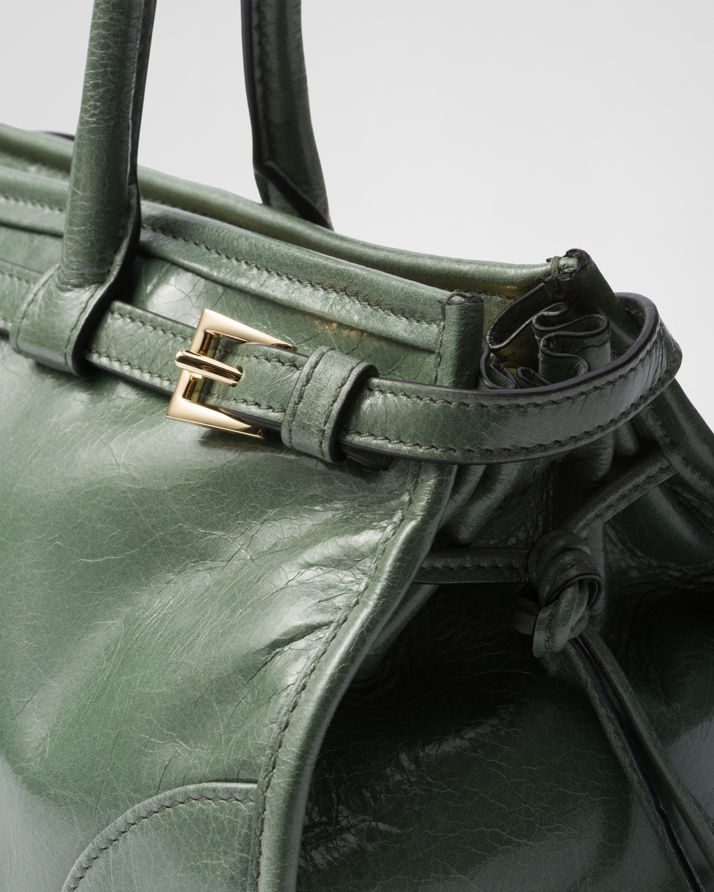 Medium leather handbag - 7