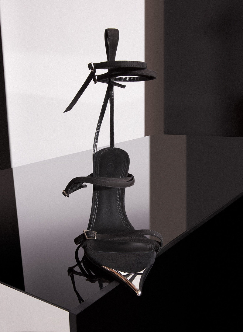 Strappy black suede Fang 95 sandals 3