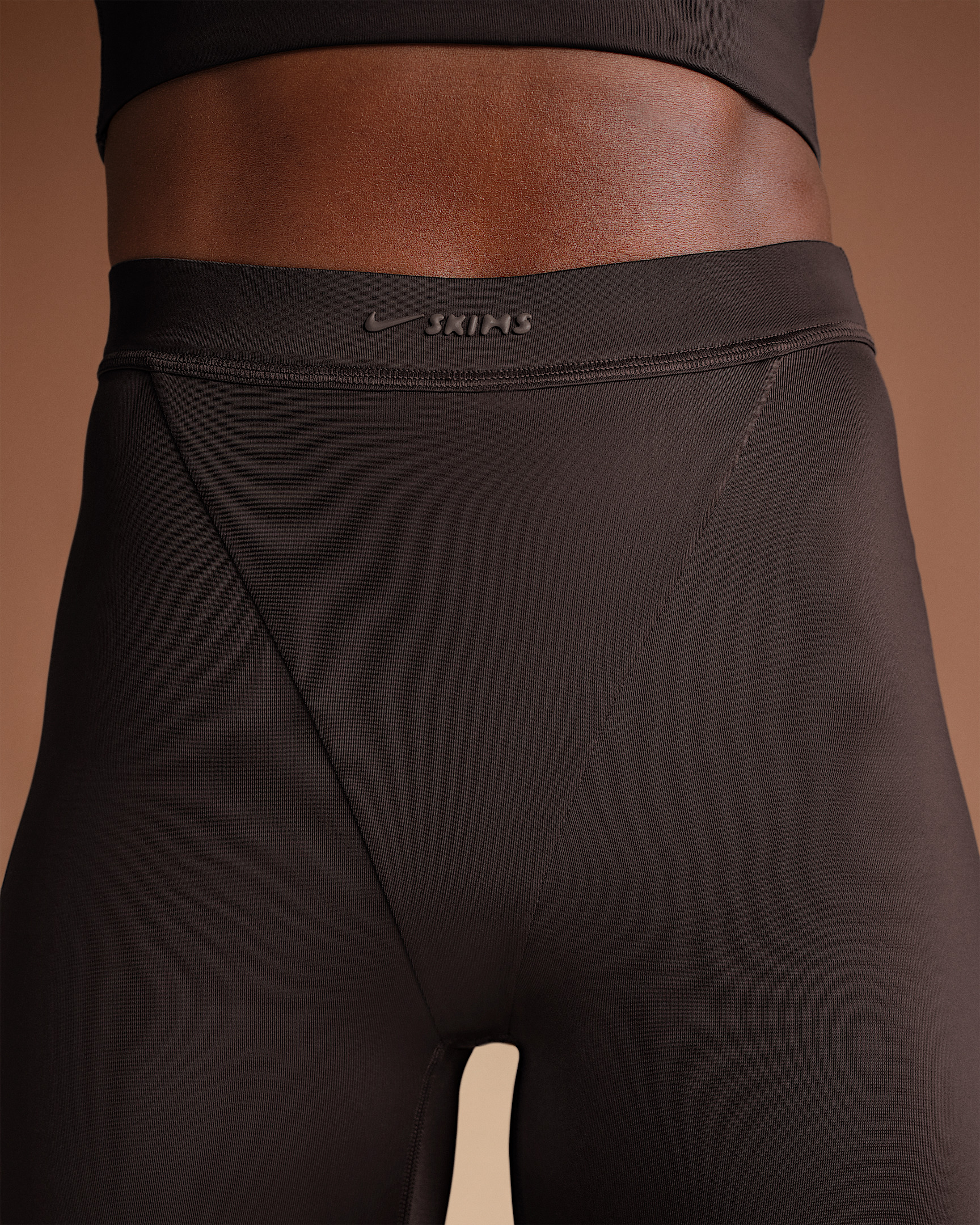 NikeSKIMS Shine Women's High-Waisted V-Panel 26" Leggings - 6