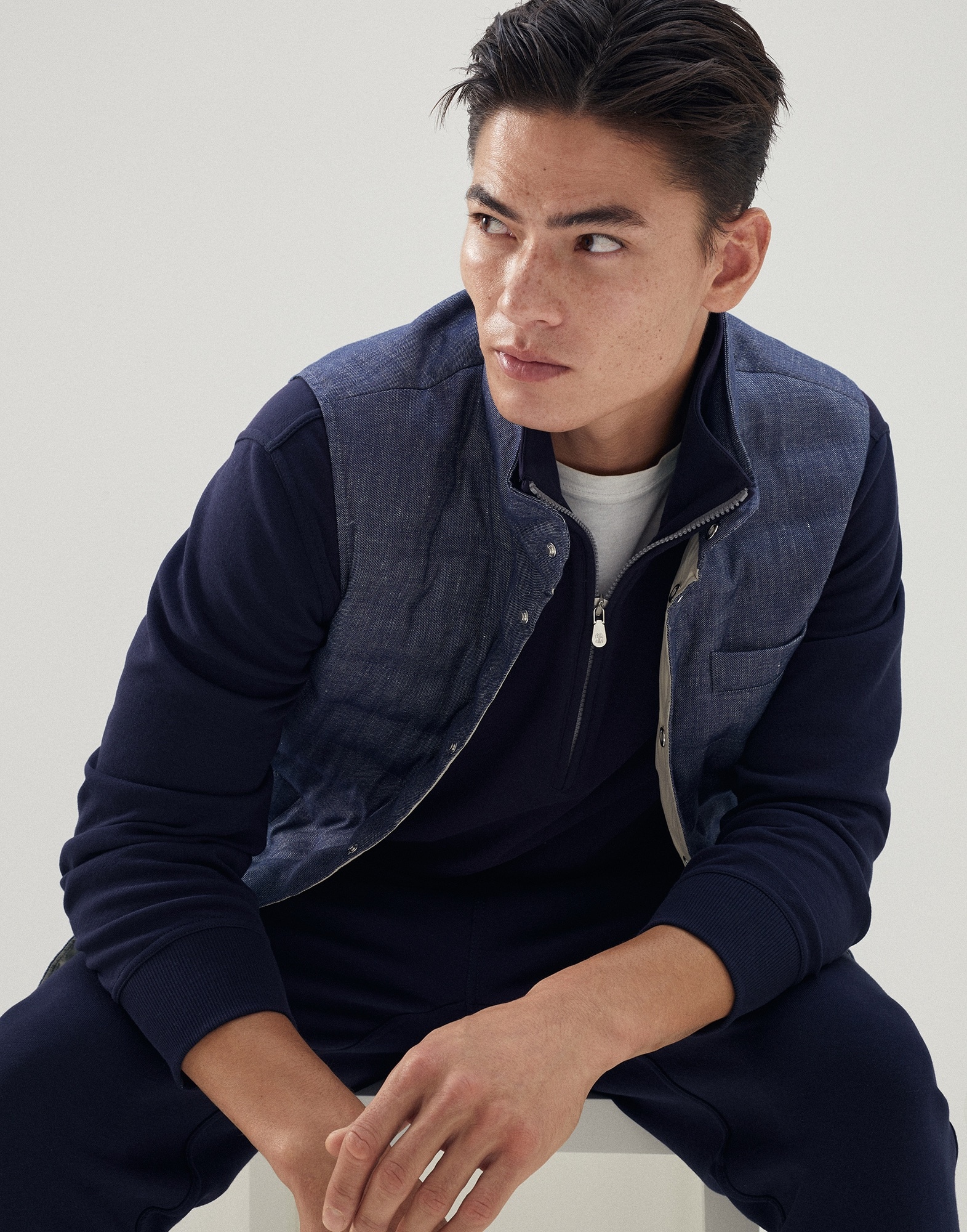 Comfort linen and cotton denim-effect twill lightweight down vest - 4