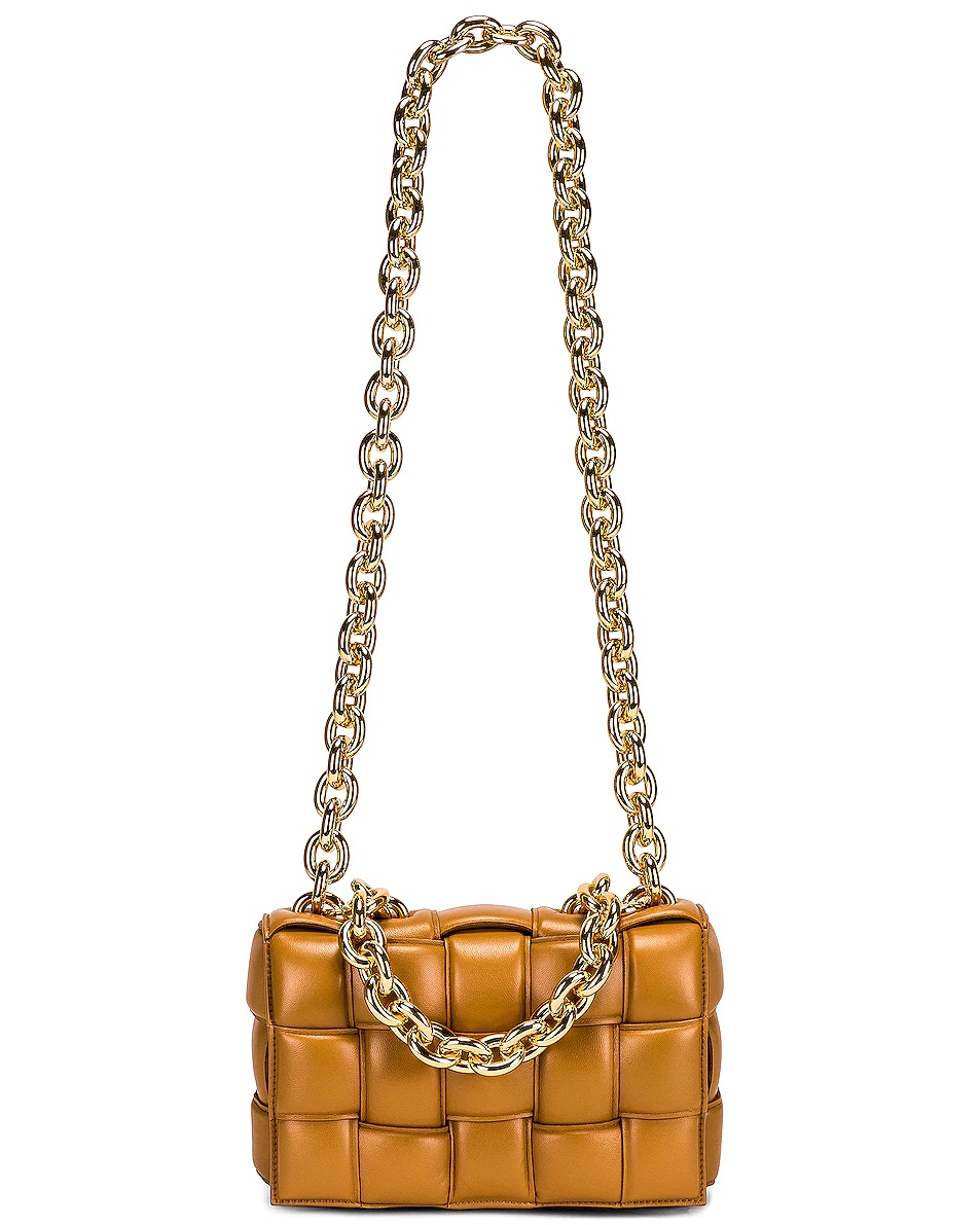 【送料/関税込】Bottega Veneta Chain Cassette Crossbody Bag Bottega Veneta Chain Cassette Leather Crossbody Bag