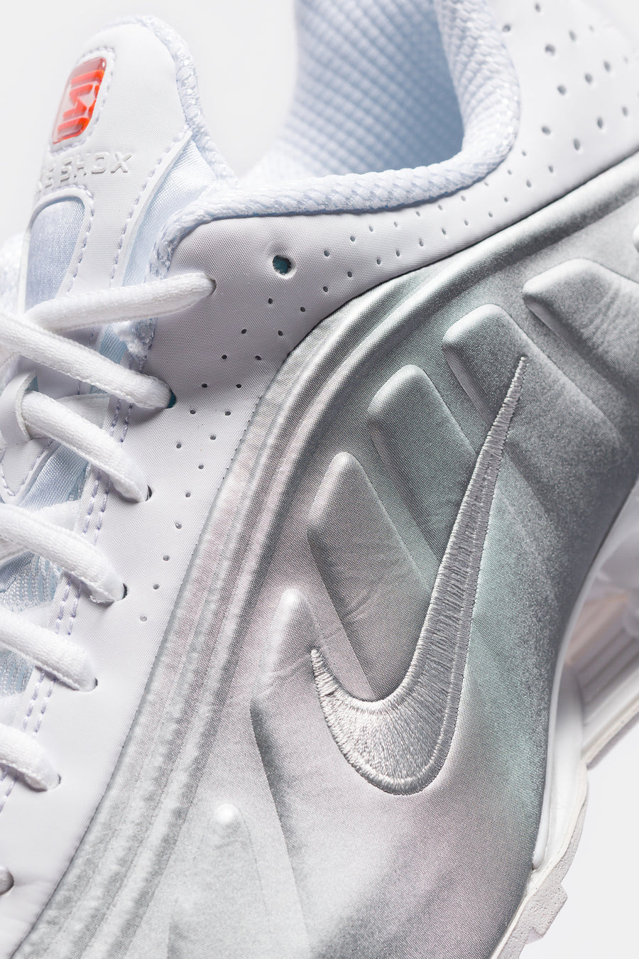 Shox R4 Sneaker in White/Metallic Silver/White - 5