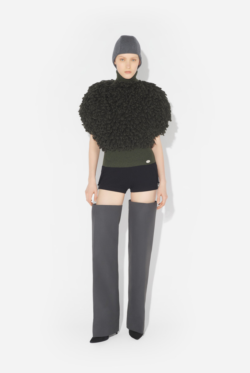 THE SLEEVELESS LOOP-STITCH SWEATER 1