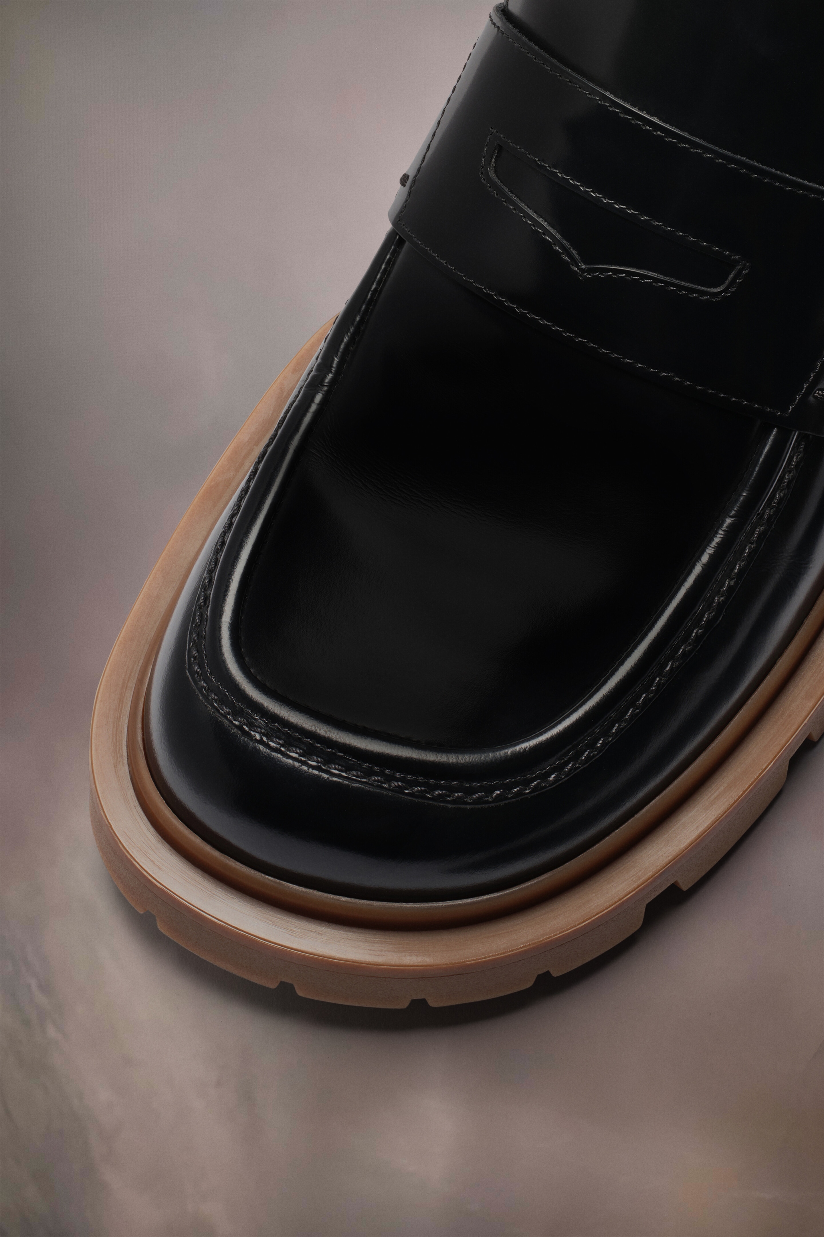 【関税込み】Maison Margiela ブラック＆タン Ivy ローファー Maison Margiela Ivy ローファー | ブラック | FARFETCH JP