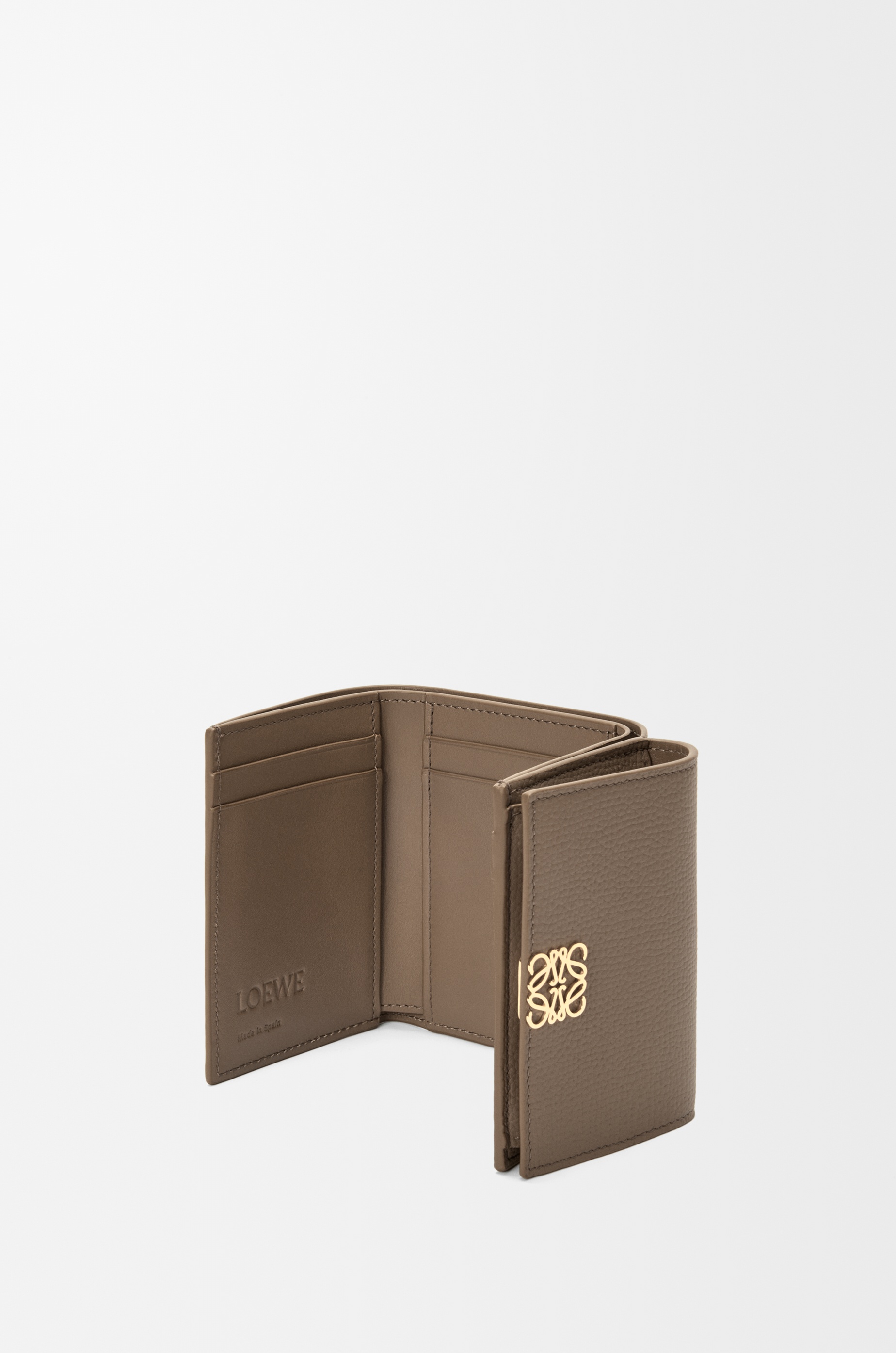 Anagram trifold wallet in pebble grained calfskin - 4