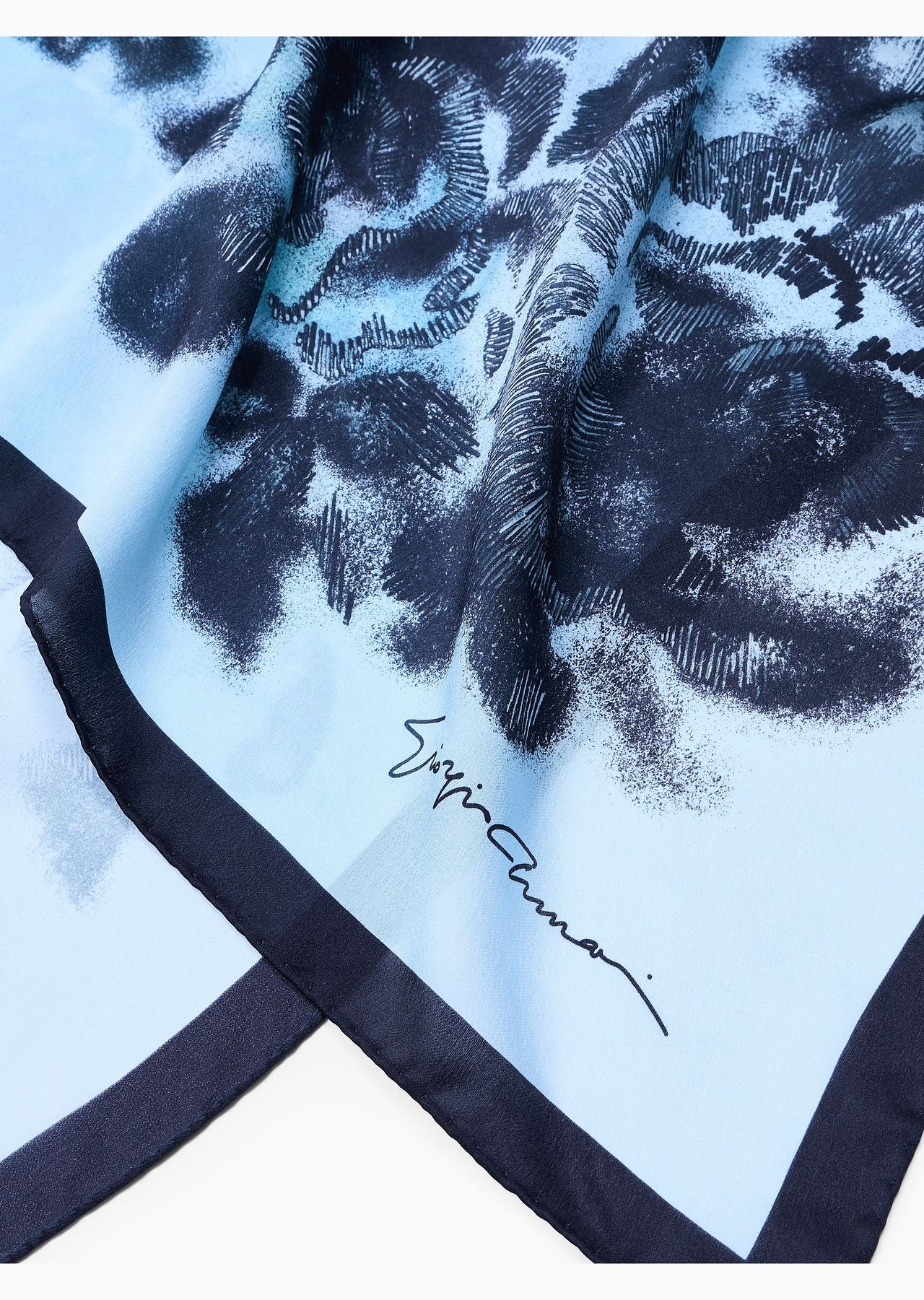 Silk foulard with a floral print - 2